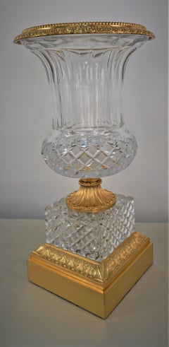 Impressionante vaso-urna francese in cristallo tagliato e bronzo doré