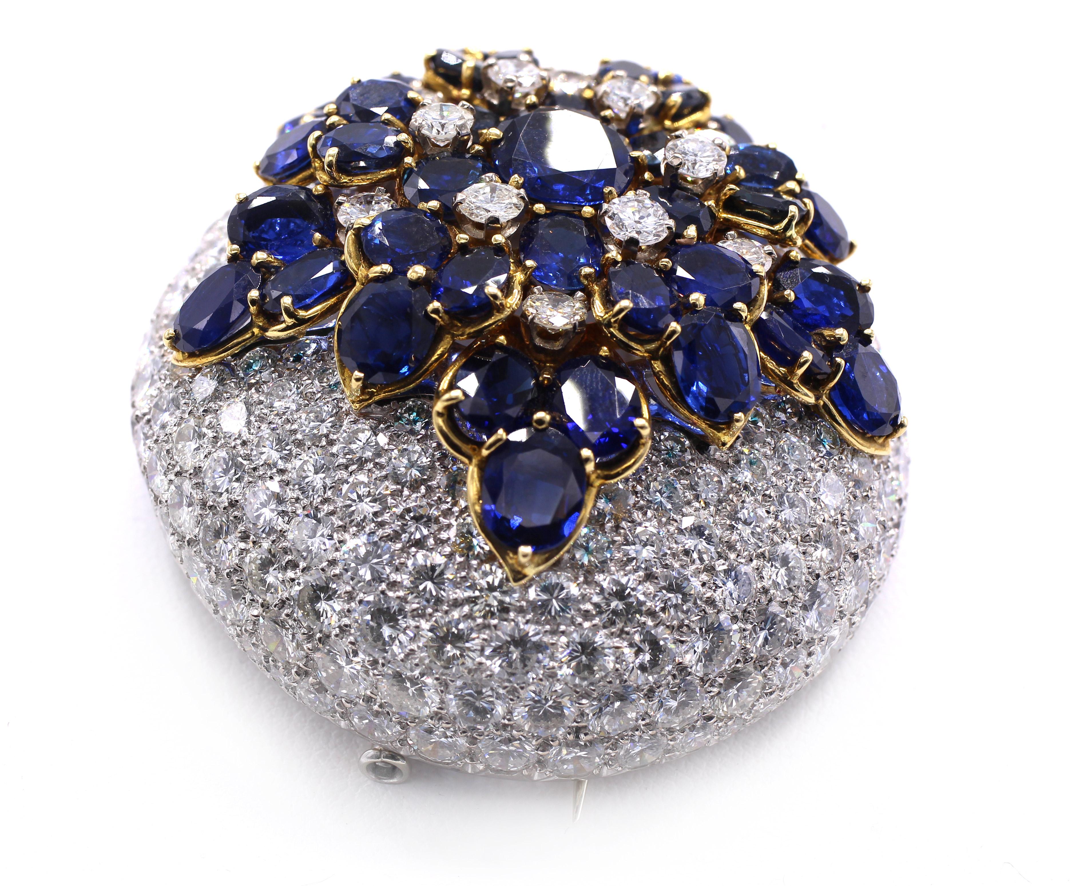 Cette impressionnante broche française, magnifiquement conçue et fabriquée à la main, est un véritable coup de cœur. Ce bijou circulaire incurvé est parfaitement pavé de 216 diamants ronds de taille brillant d'un blanc éclatant, d'un poids
