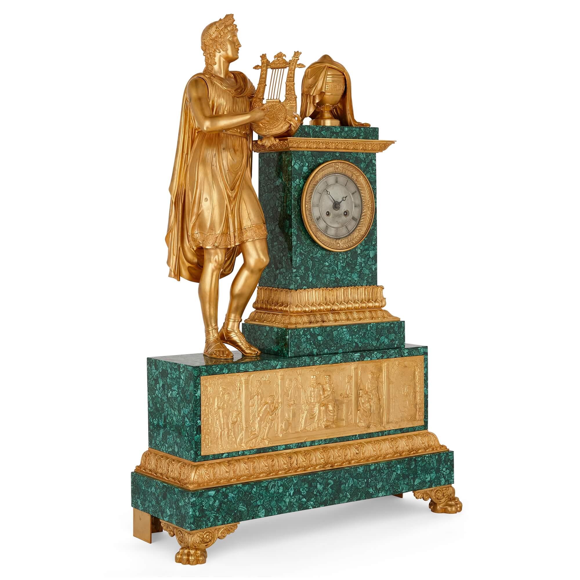 Impressionnante pendule de cheminée sculptée en bronze doré et malachite de la période Empire français.
Français, vers 1825.
Hauteur 92cm, largeur 63cm, profondeur 22cm

Fabriquée par Jacquier à Paris, vers 1825, cette magnifique horloge ancienne,