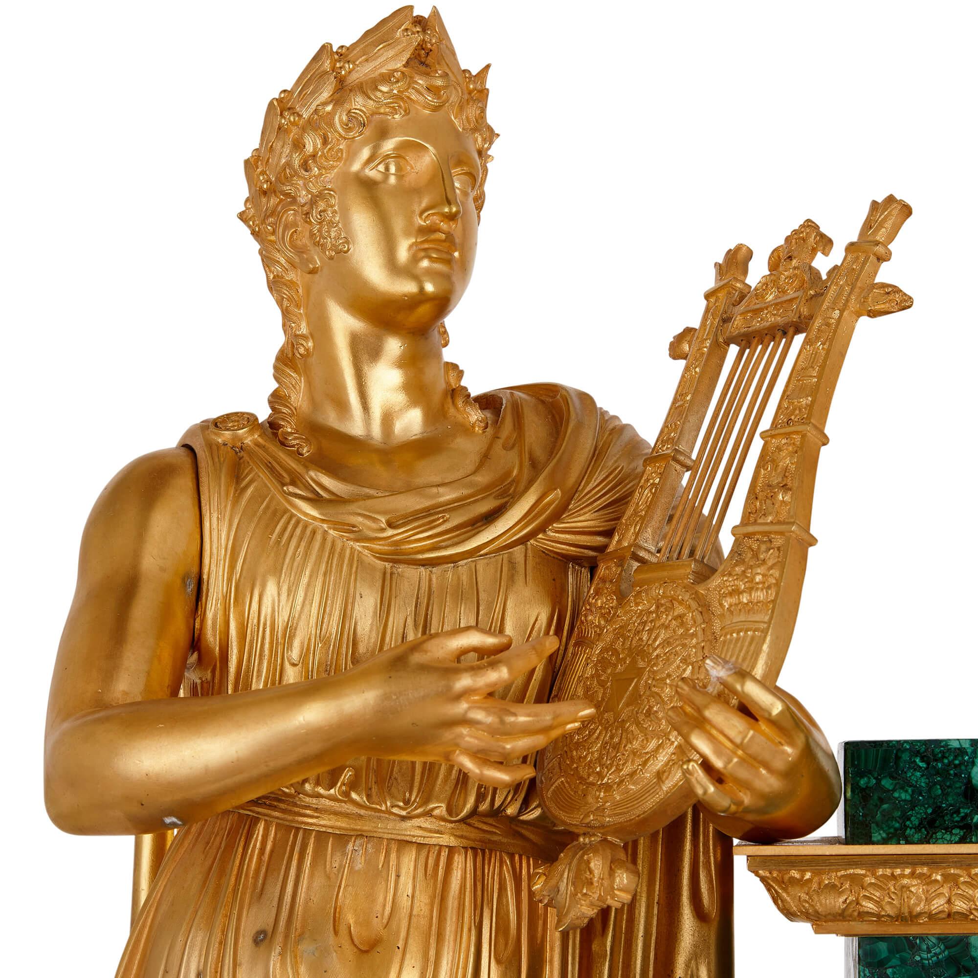 Français Impressionnante pendule de cheminée sculpturale française d'époque Empire en bronze doré et malachite en vente