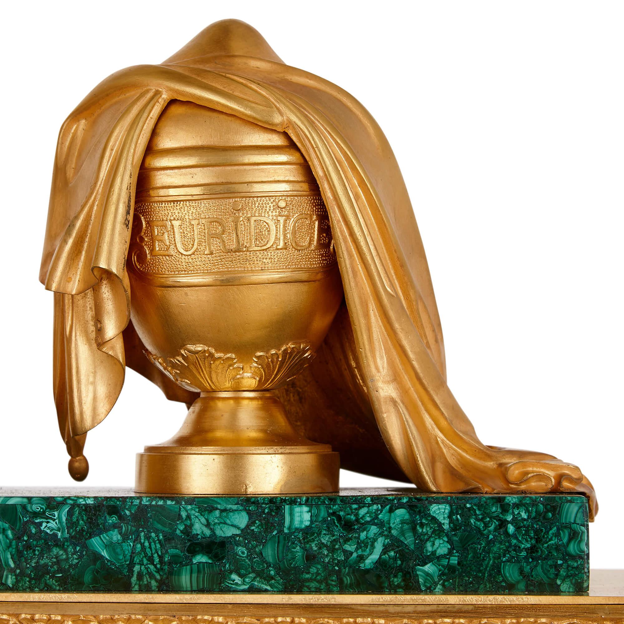 Beeindruckende skulpturale Kaminuhr aus Goldbronze und Malachit aus der Zeit des französischen Empire im Zustand „Hervorragend“ im Angebot in London, GB