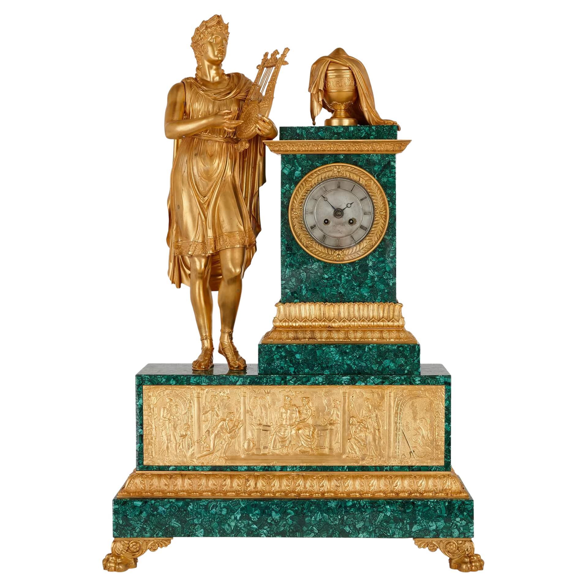 Impressionnante pendule de cheminée sculpturale française d'époque Empire en bronze doré et malachite en vente