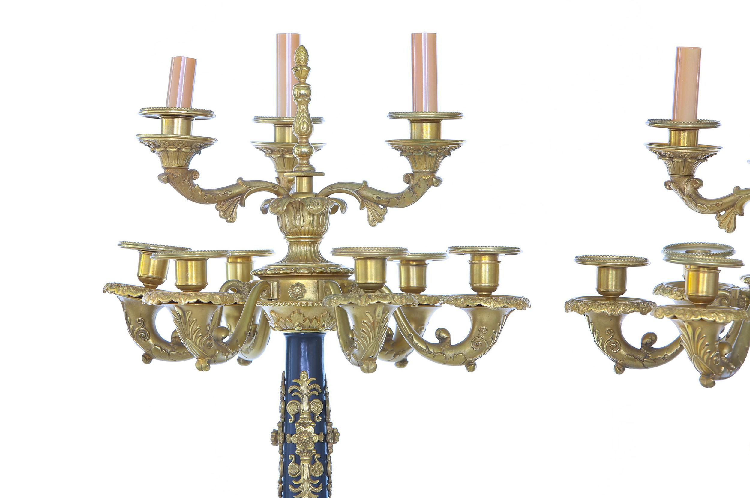 Impressionanti torchiere / candelabri francesi in bronzo dorato In condizioni buone in vendita a Tarry Town, NY