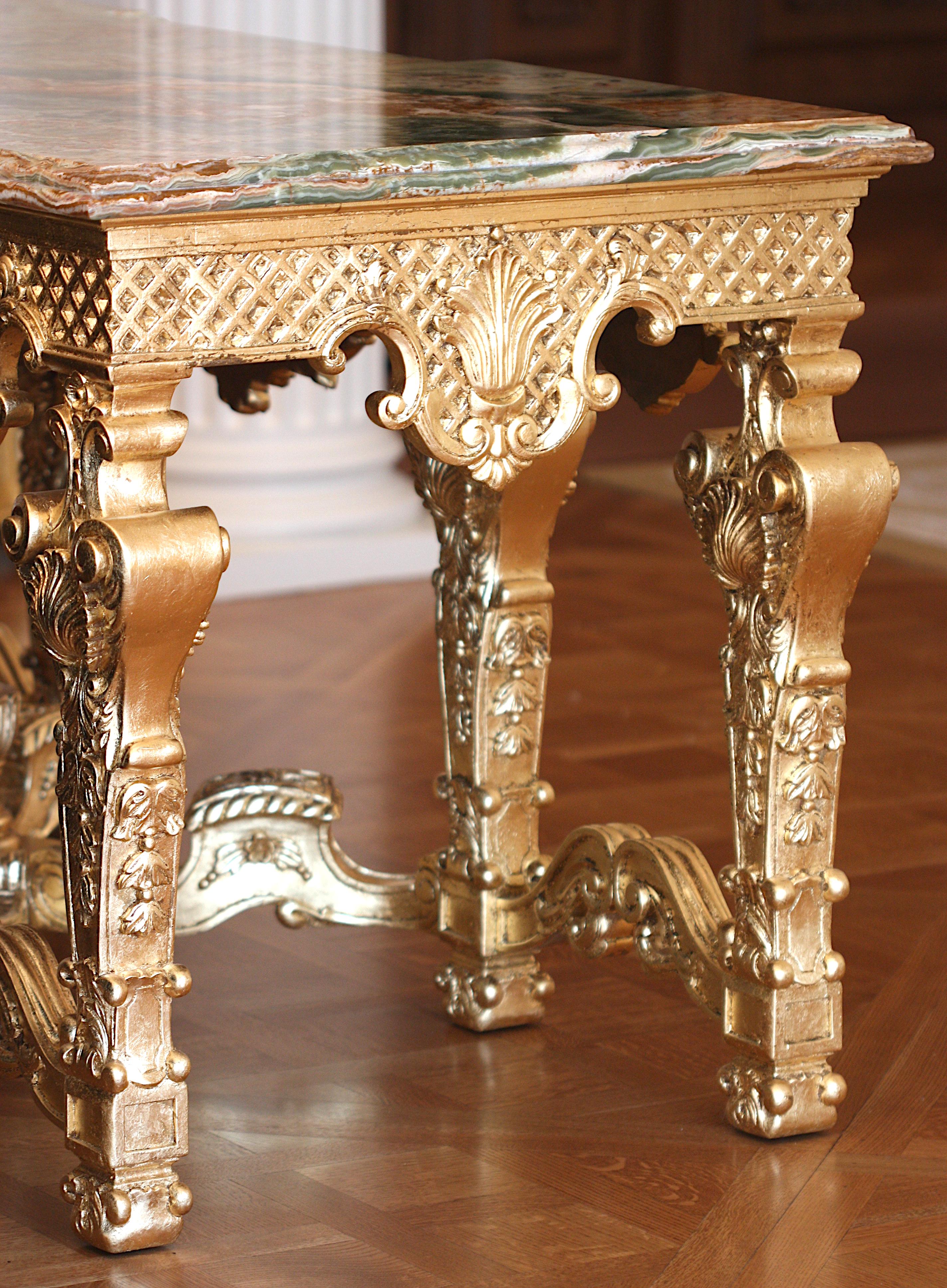 Impresionante Mesa de Centro de Madera Dorada con Tapa de Ónice Estilo Regencia Francesa en Bueno estado para la venta en West Palm Beach, FL