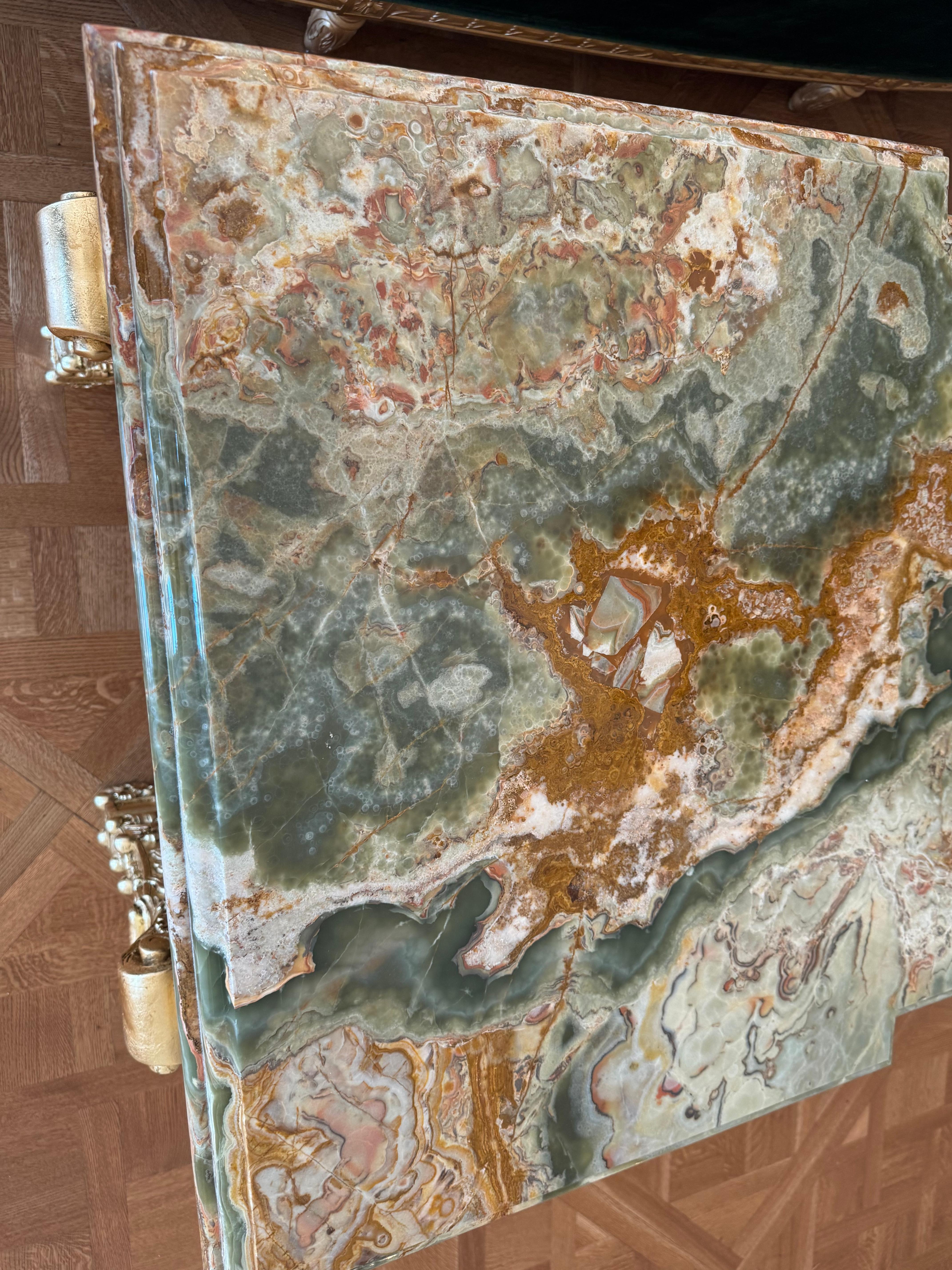 Impresionante Mesa de Centro de Madera Dorada con Tapa de Ónice Estilo Regencia Francesa Mármol en venta