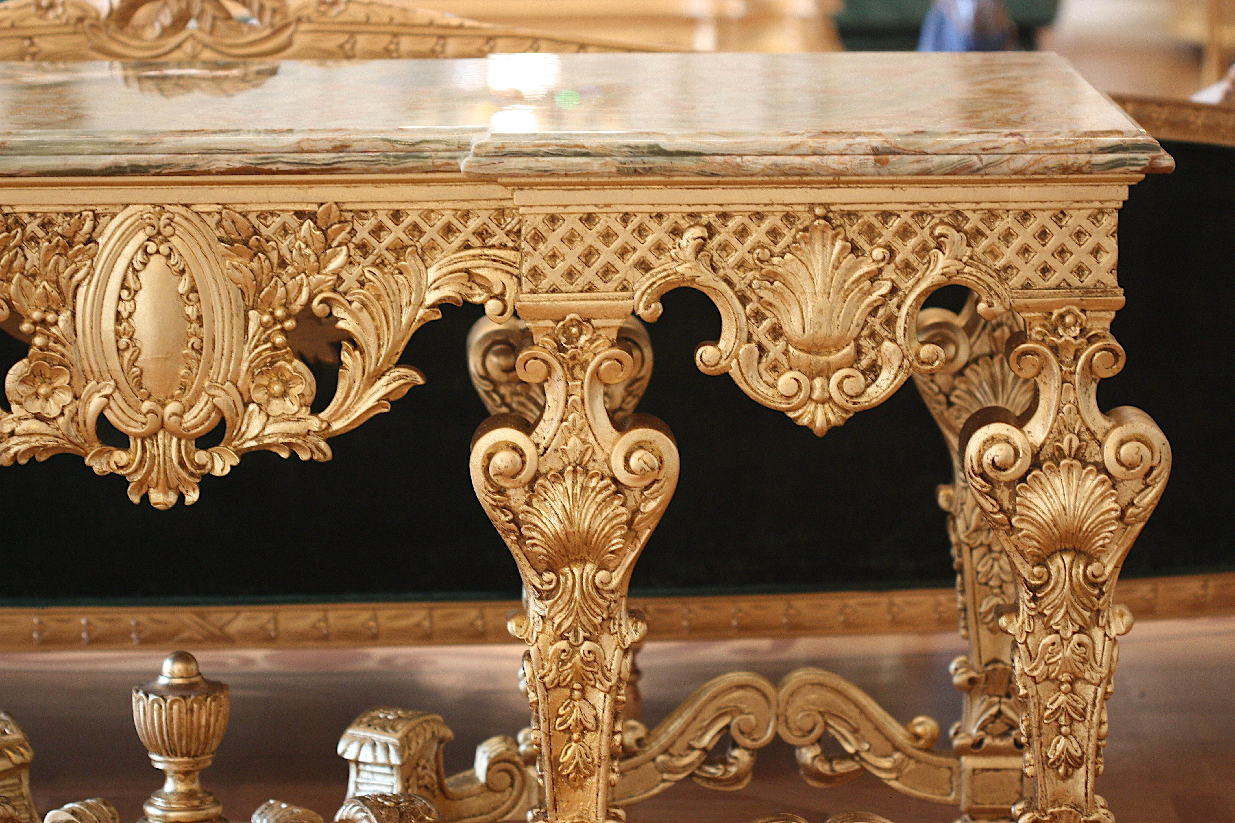 Impresionante Mesa de Centro de Madera Dorada con Tapa de Ónice Estilo Regencia Francesa en venta 1