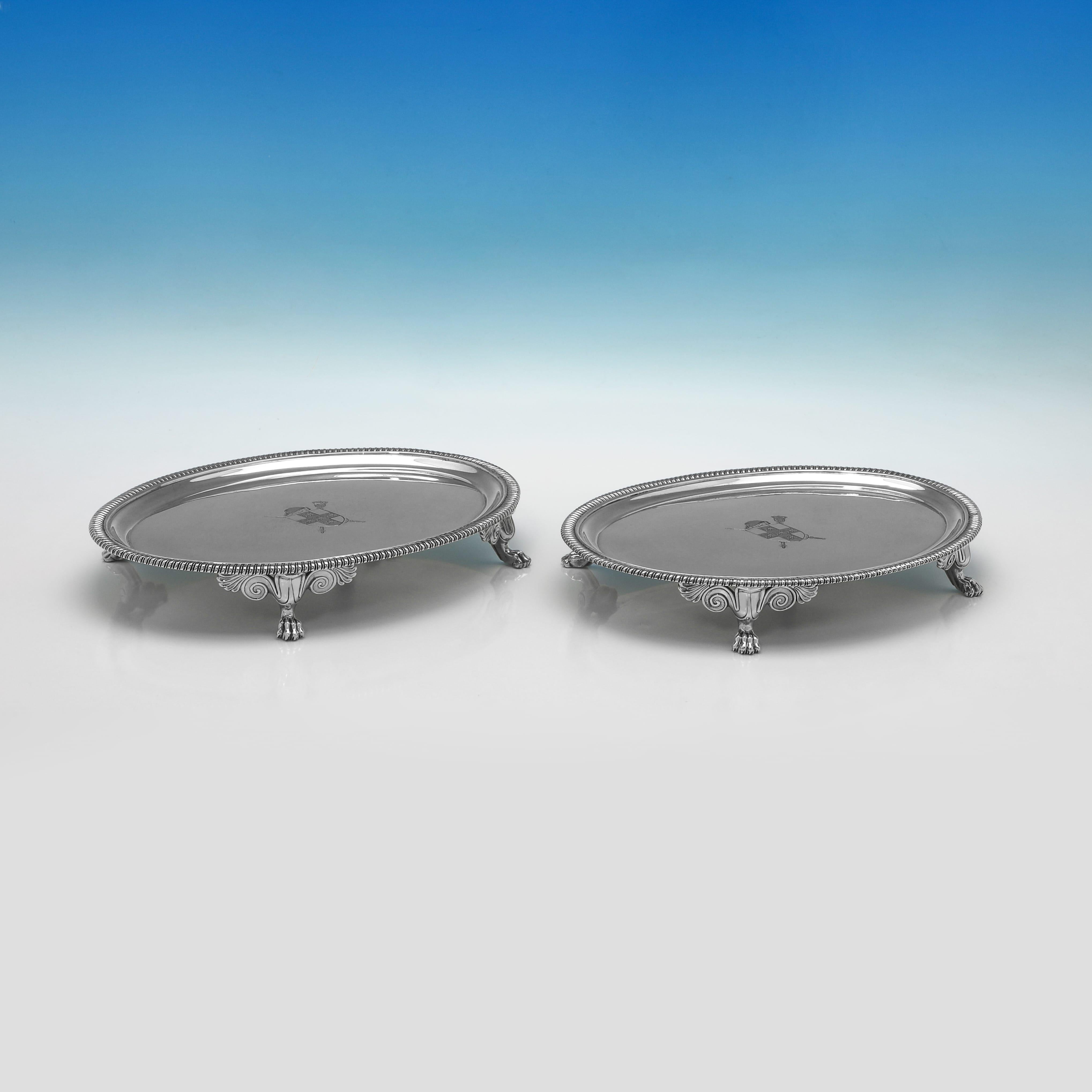Poinçonnée à Londres en 1804 par Hannam & Crouch, cette impressionnante paire de salières ovales en argent sterling de George III présente une surface unie, une lourde bordure cannelée et repose sur quatre pieds substantiels en forme de griffe de