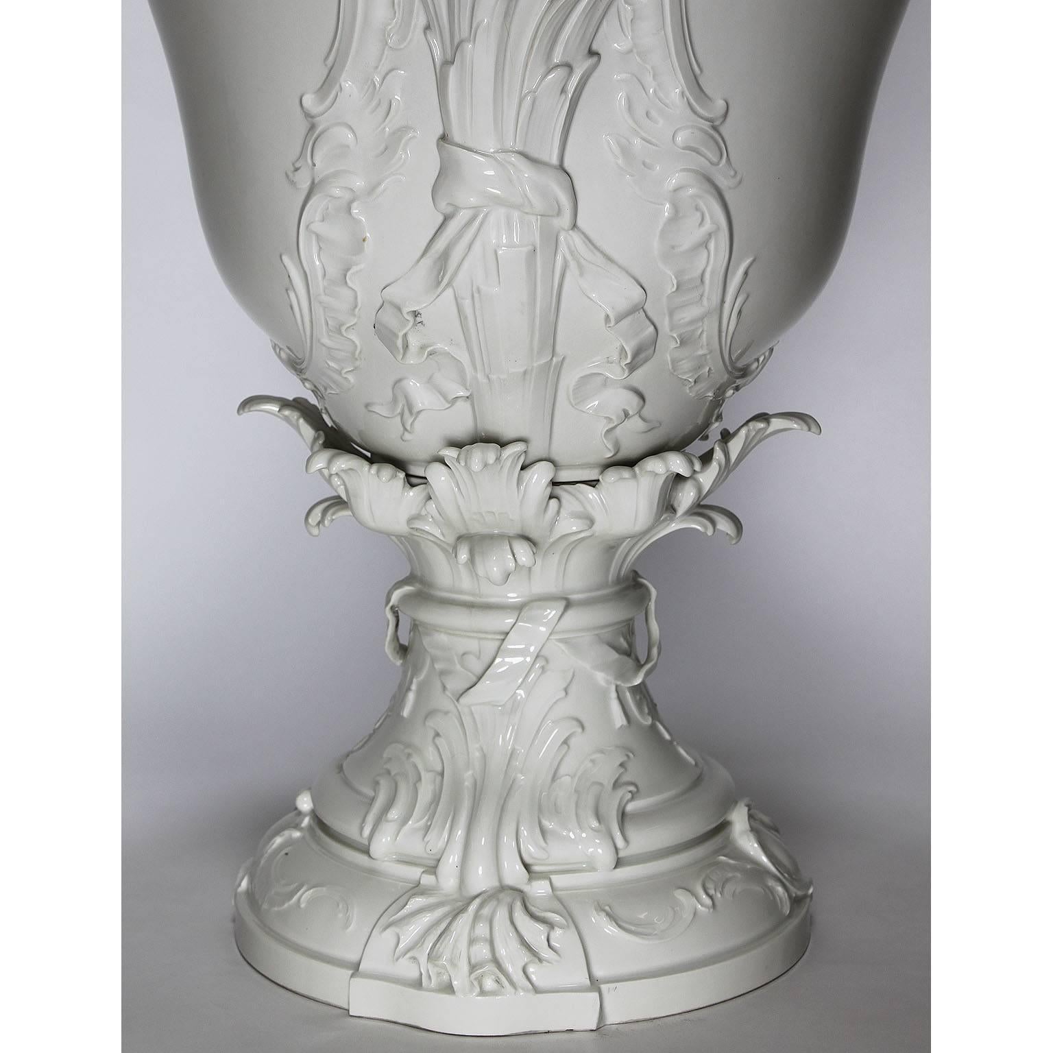 Impressionnant vase-urne d'exposition figuratif en porcelaine allemande KPM du 19ème siècle de Berlin 2