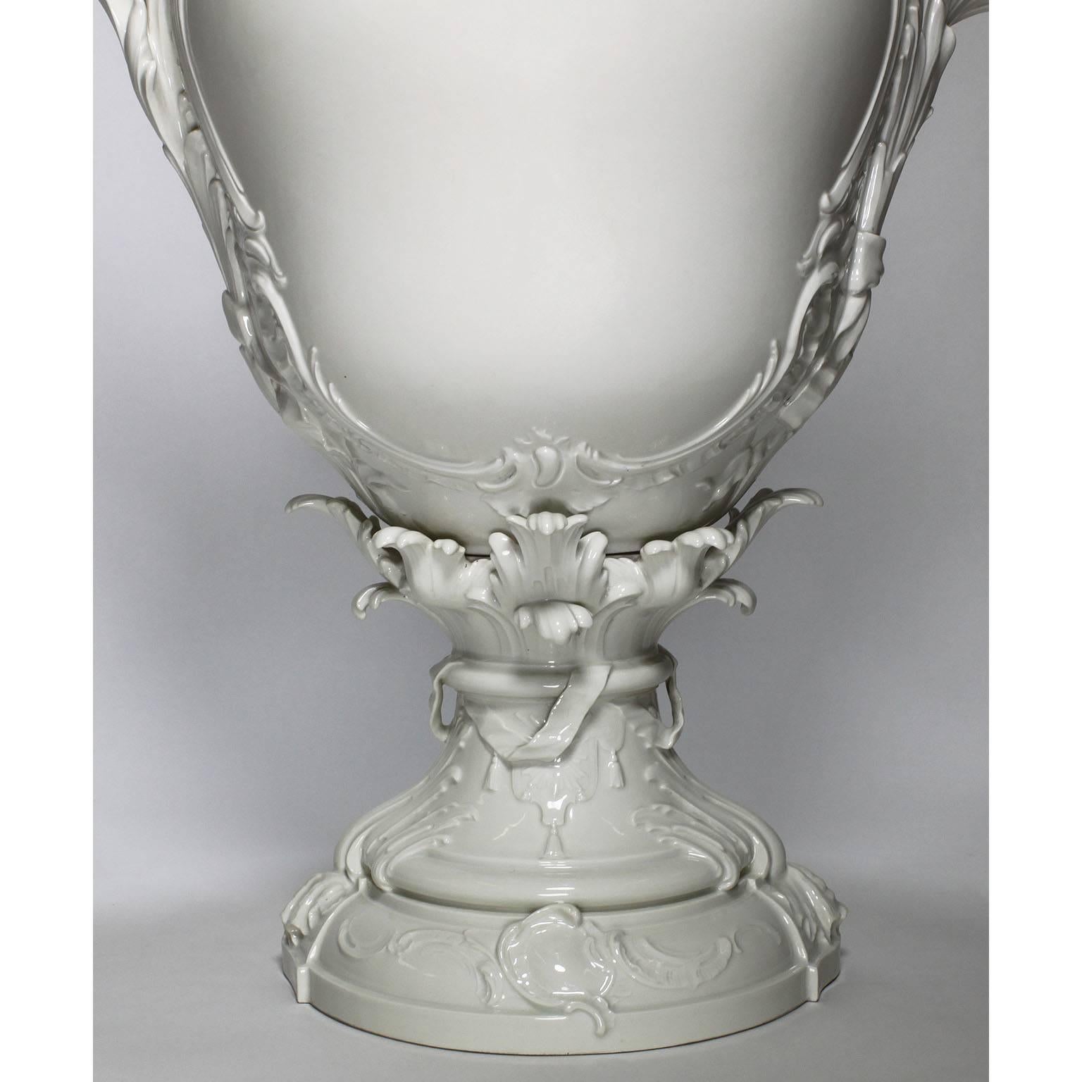 Vernissé Impressionnant vase-urne d'exposition figuratif en porcelaine allemande KPM du 19ème siècle de Berlin