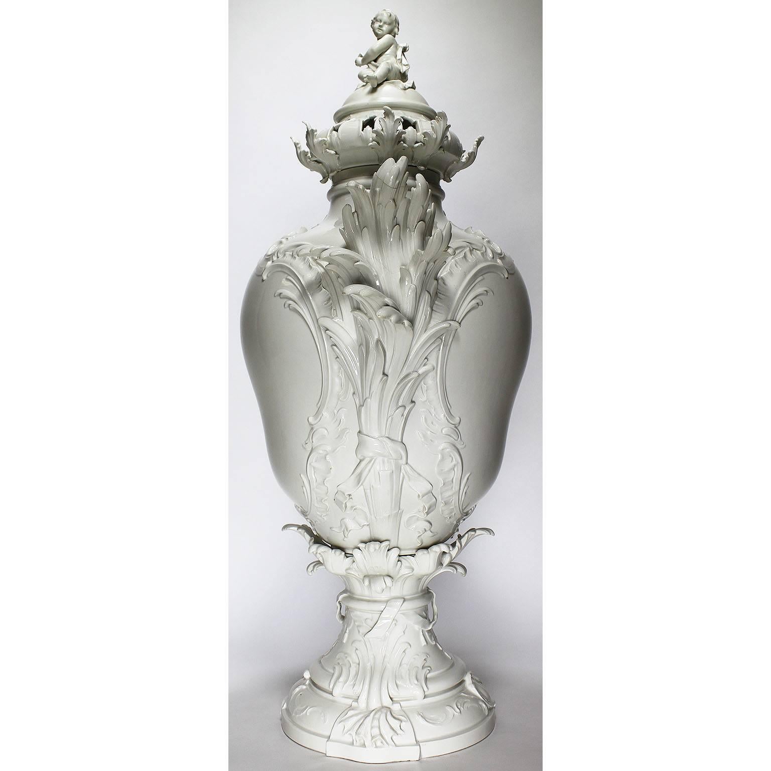 Porcelaine Impressionnant vase-urne d'exposition figuratif en porcelaine allemande KPM du 19ème siècle de Berlin