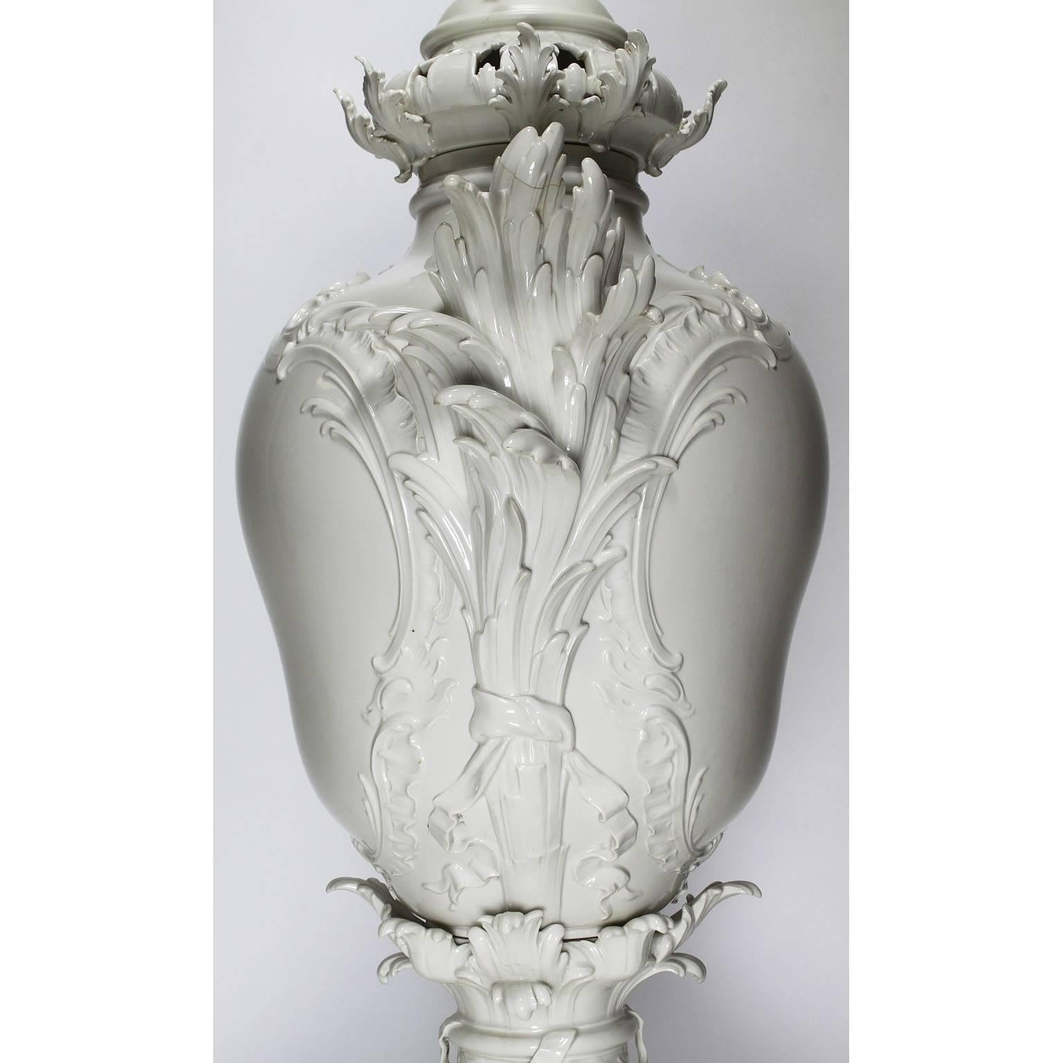Impressionnant vase-urne d'exposition figuratif en porcelaine allemande KPM du 19ème siècle de Berlin 1