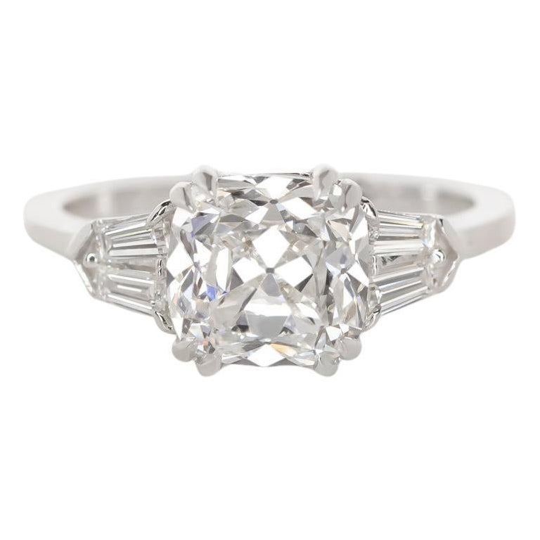 Impressionnante bague en platine de 4,07 carats de diamants taillés à l'ancienne

Cette magnifique bague ancienne en diamant présente un diamant taille ancienne de 4,07 carats, datant de la fin du 19e ou du 20e siècle. Le diamant est magnifiquement