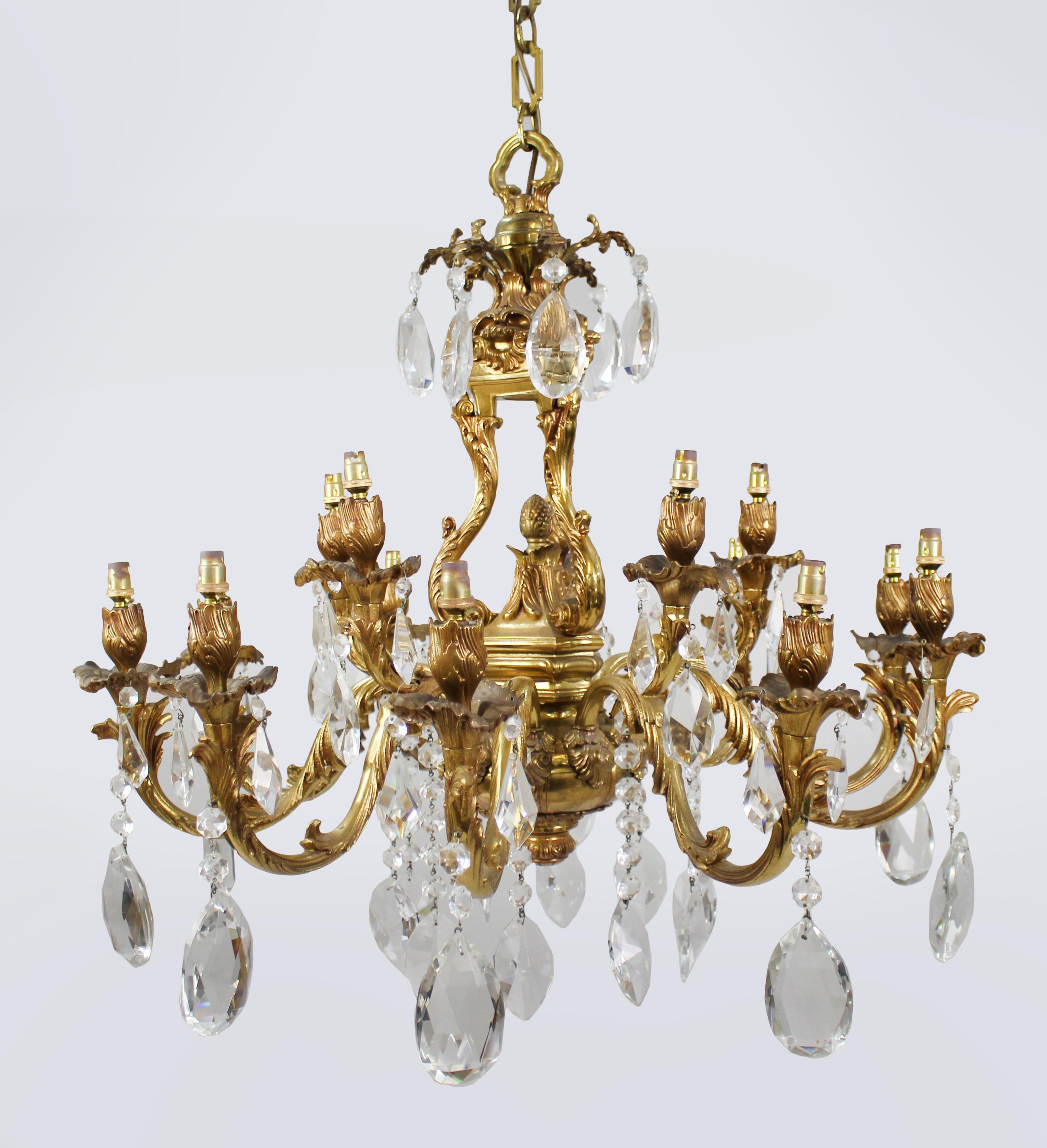Impressive French Gilt Metal Two Tier 15 Light Chandelier


20th c., French, c.1930

Heavy gilt metal frame. Dressed with high quality cut crystal droppers

Width: 78 cm / 30 3/4 in

Drop (excluding chain): 76 cm / 30 in

Very good condition.