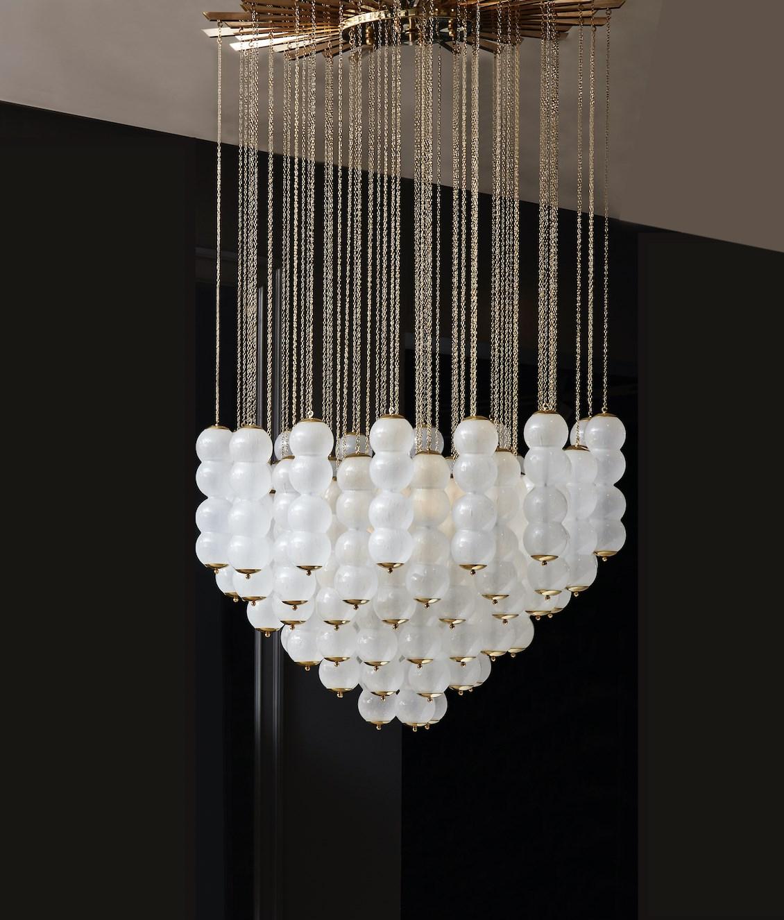 This great chandelier is suspended on a sun shaped structure in brass, with Murano glass bowls. Eight-light bulbs are lighting this chandelier.
Création Studio Glustin.