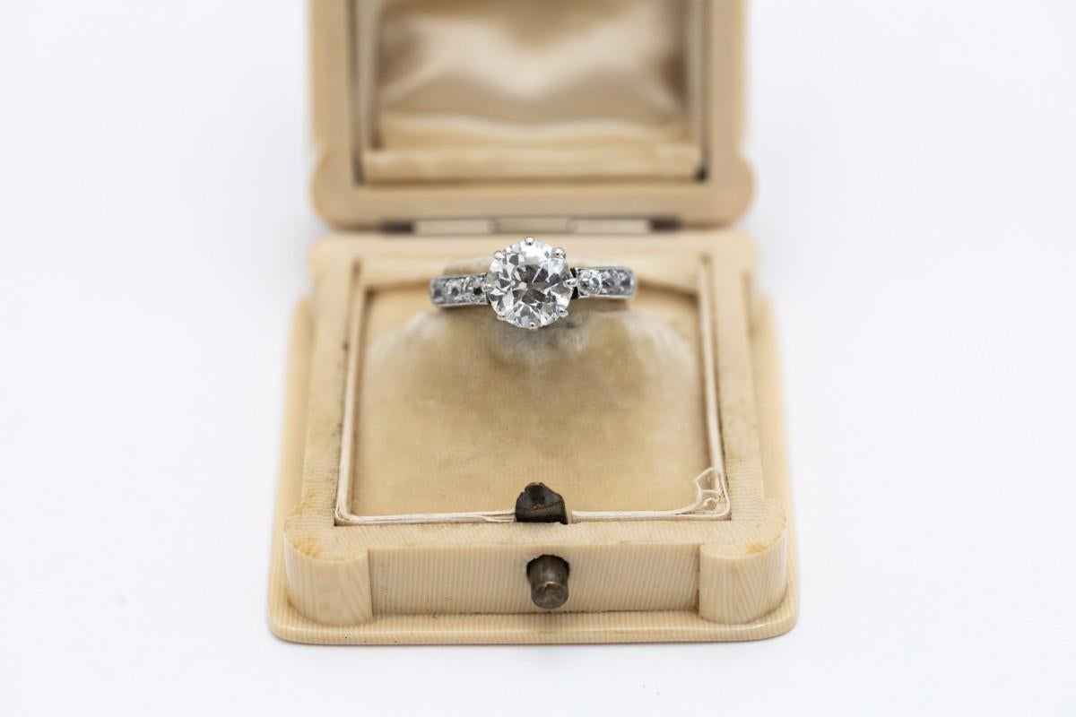 Altgoldring mit einem zentralen Diamanten im alten Brillantschliff mit einem Gewicht von ca. 1,60ct (Farbe I-J; Reinheit SI). Zusätzlich umgeben von 6 kleinen Diamanten mit einem Gesamtgewicht von ca. 0,30ct. Schöner alter Ring mit einem