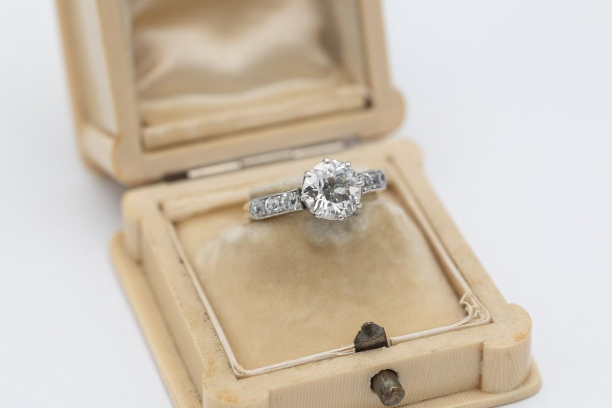 Beeindruckender Goldring mit Diamanten im alten europäischen Schliff 1,60 Karat. für Damen oder Herren im Angebot