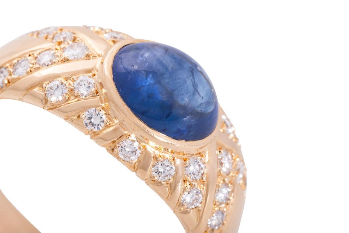 Cabochon Impressive men's gold signet ring with cabochon sapphire and diamonds. For Sale