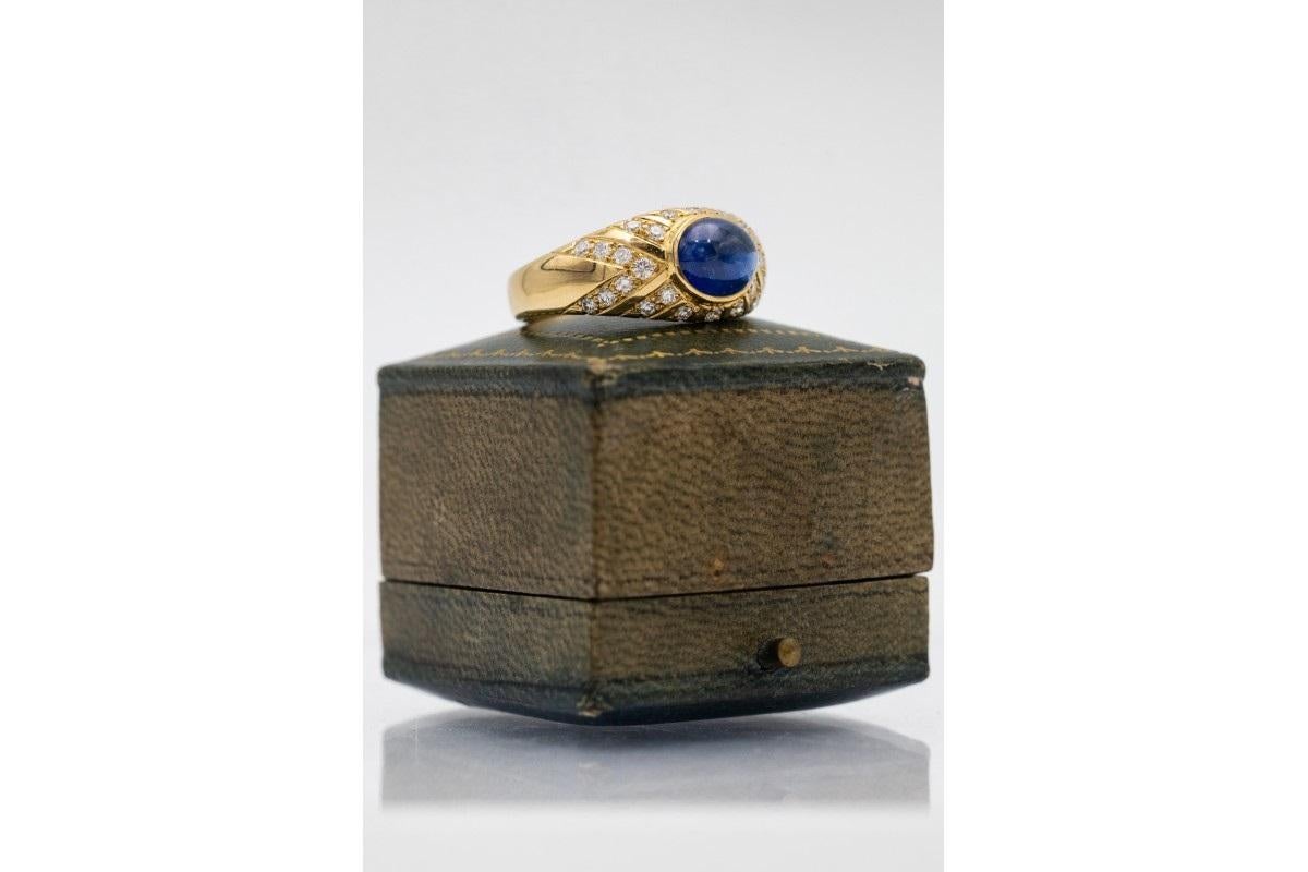 Impressive men's gold signet ring with cabochon sapphire and diamonds. In Good Condition For Sale In Chorzów, PL