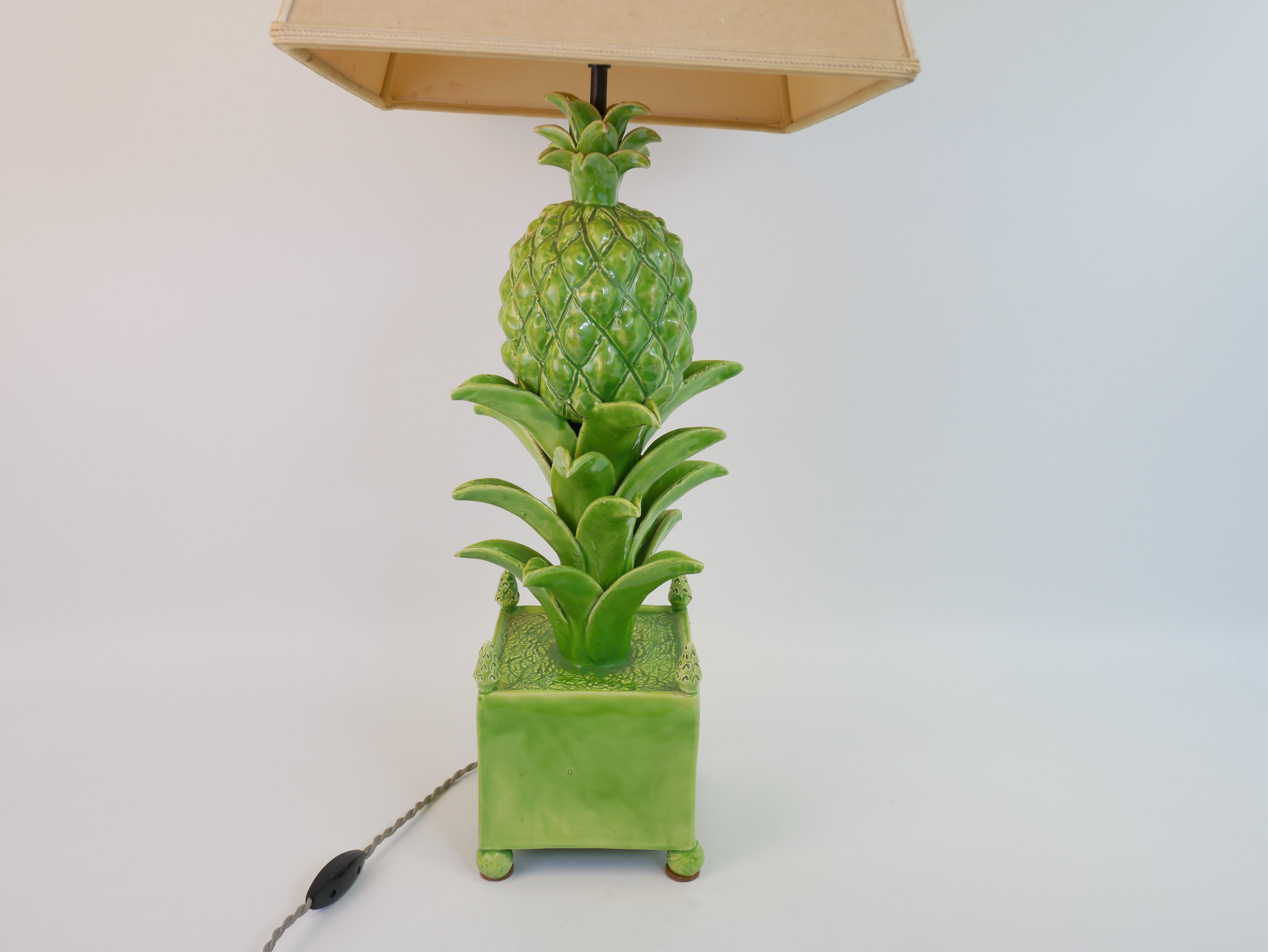 Beeindruckende grüne Keramik-Tischlampe von Jean Roger (Mitte des 20. Jahrhunderts) im Angebot