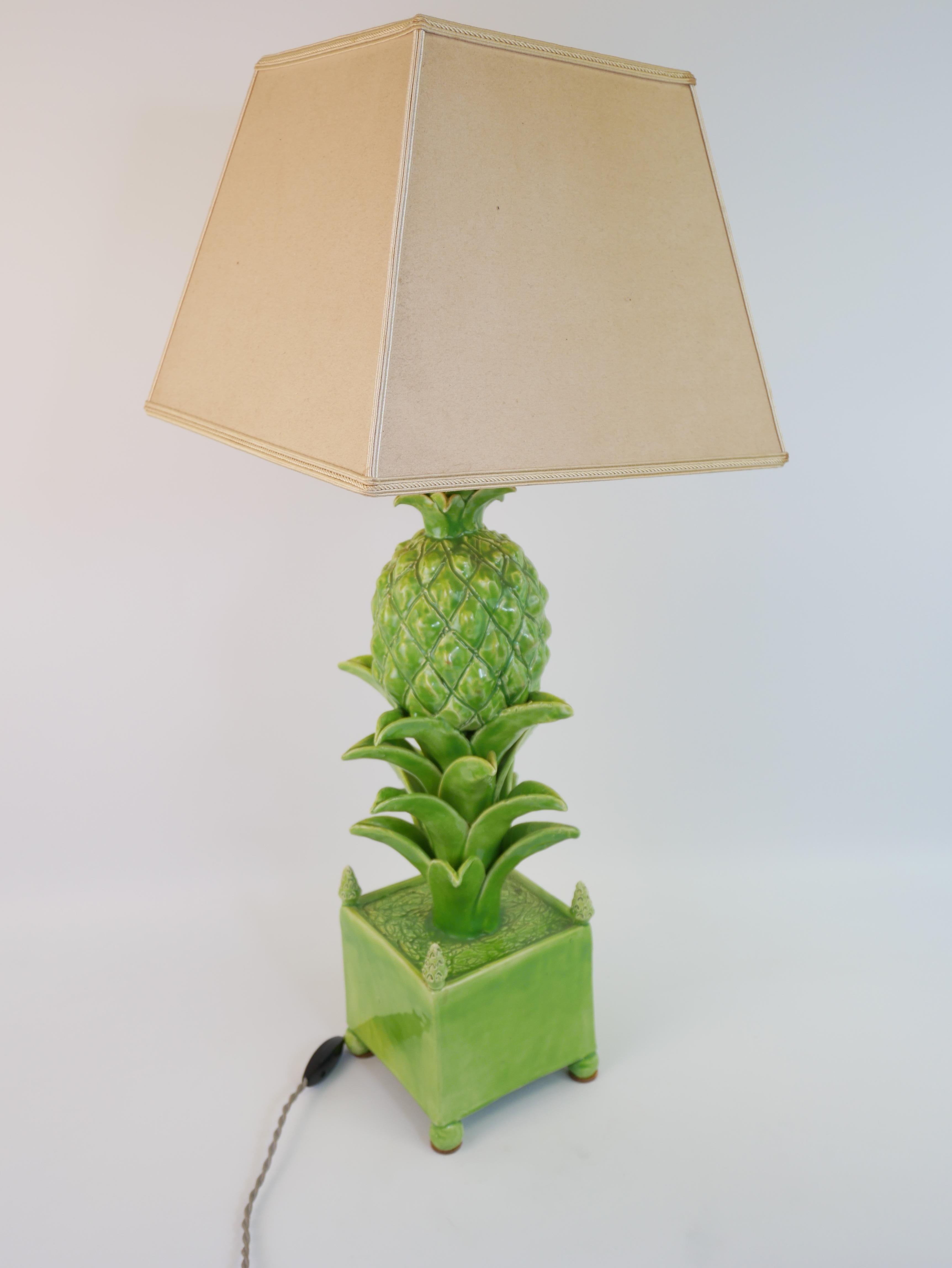Beeindruckende grüne Keramik-Tischlampe von Jean Roger im Angebot 1