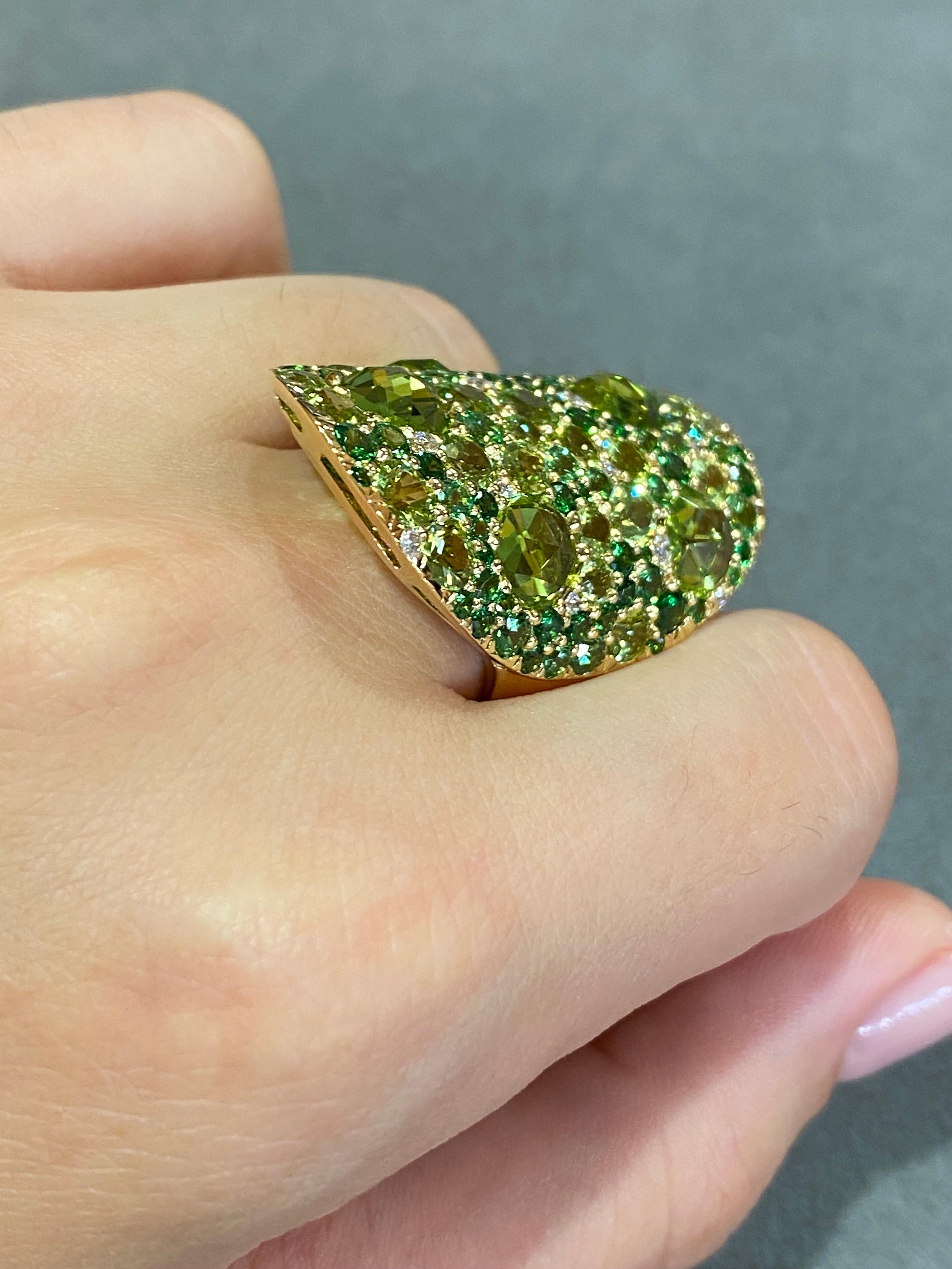 Modern Impressive Green Sapphire Yellow Gold 18K Ring for Her For Sale