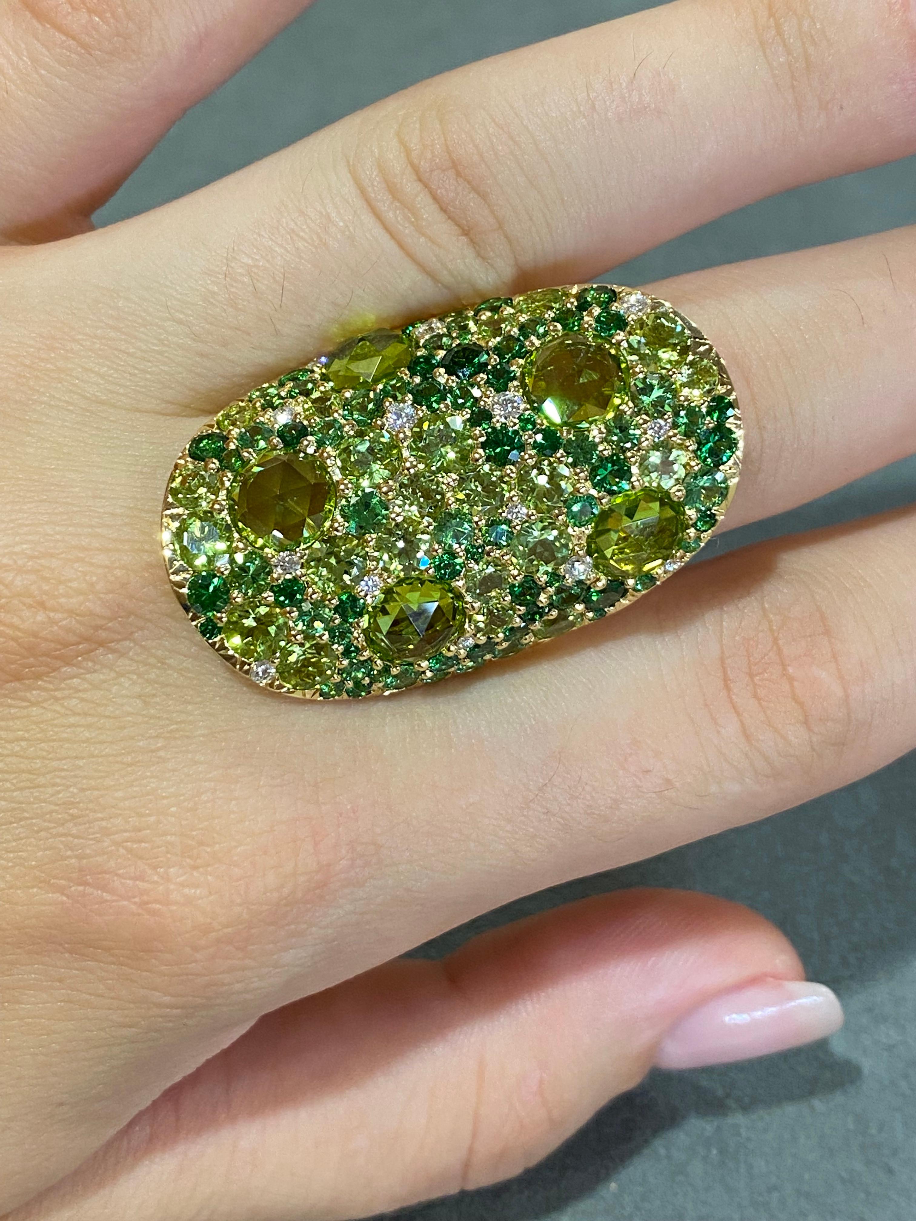 Round Cut Impressive Green Sapphire Yellow Gold 18K Ring for Her For Sale