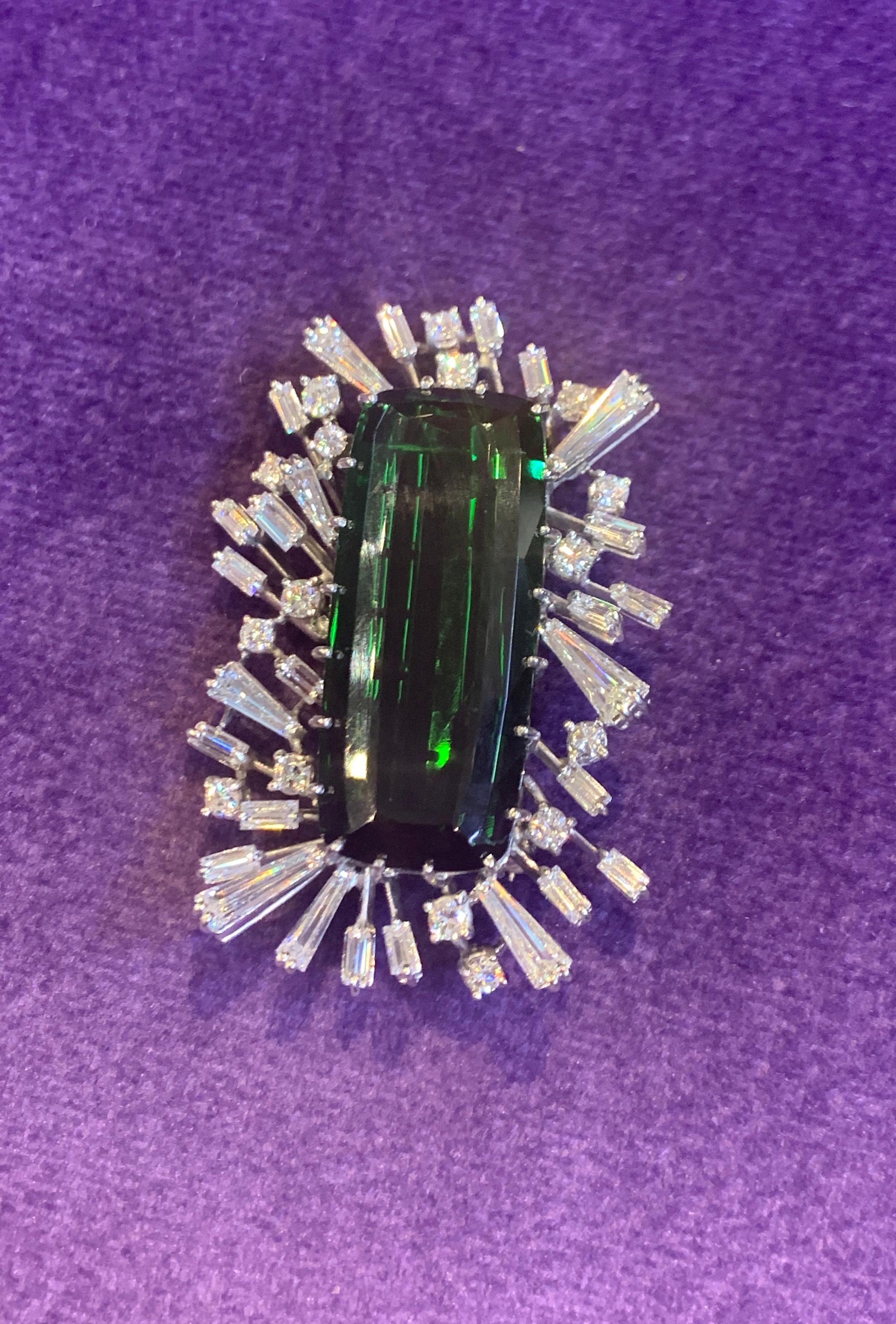 Beeindruckende Brosche aus grünem Turmalin und Diamanten (Radiantschliff) im Angebot