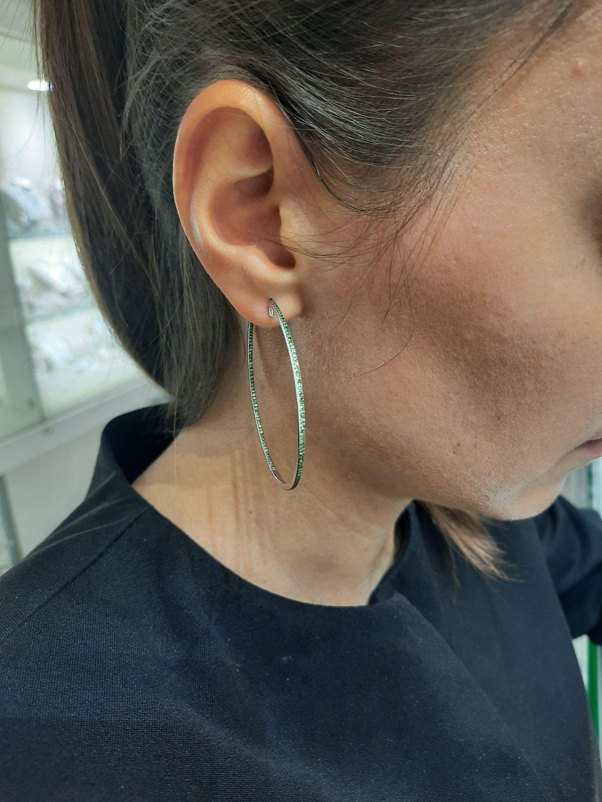 Impressive Green Tsavorite White Gold Hoop Earrings In New Condition For Sale In Montreux, CH