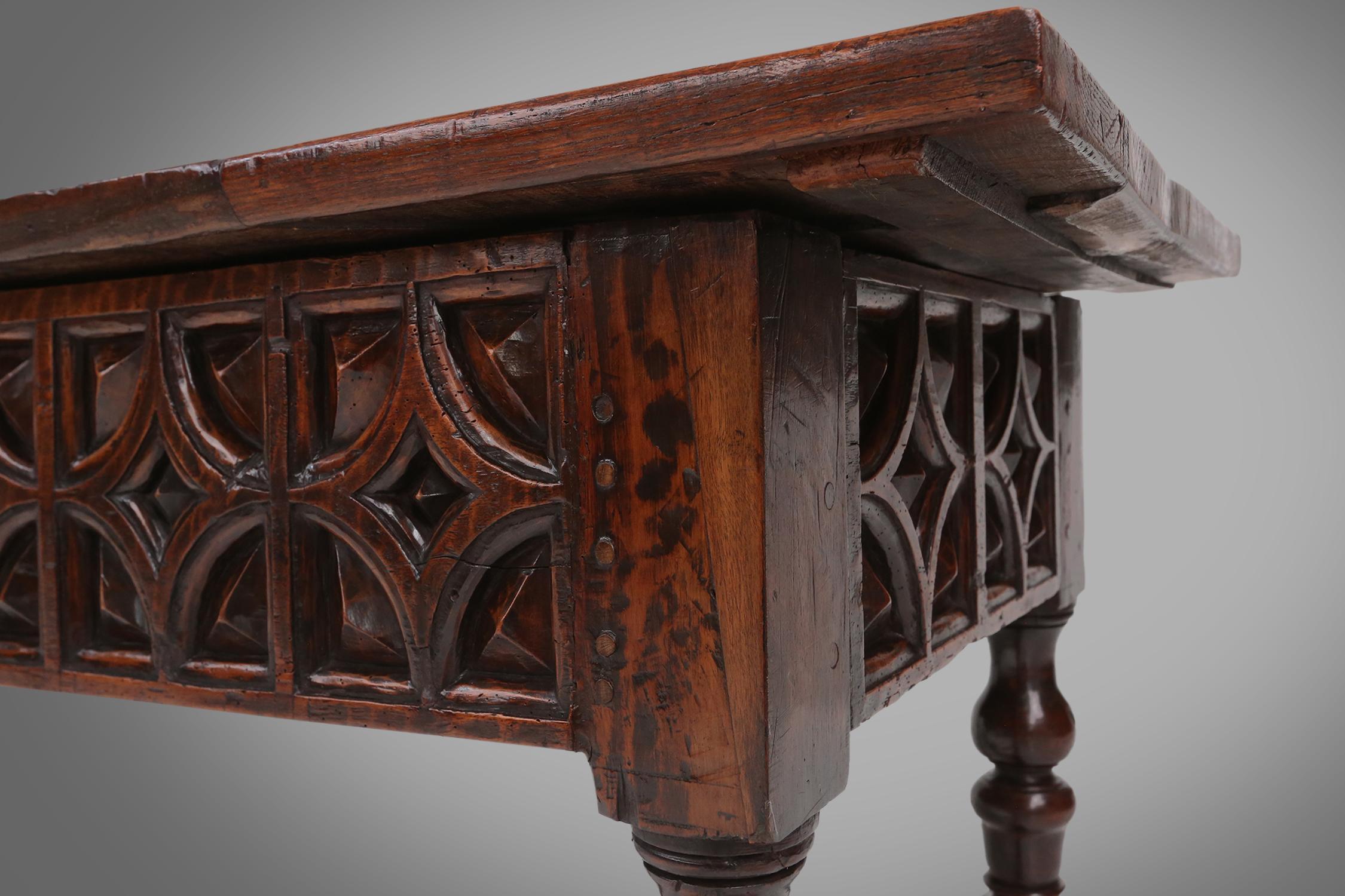Impressive hand carved console table in oak, Spain, ca. 1550 In Good Condition In Meulebeke, BE