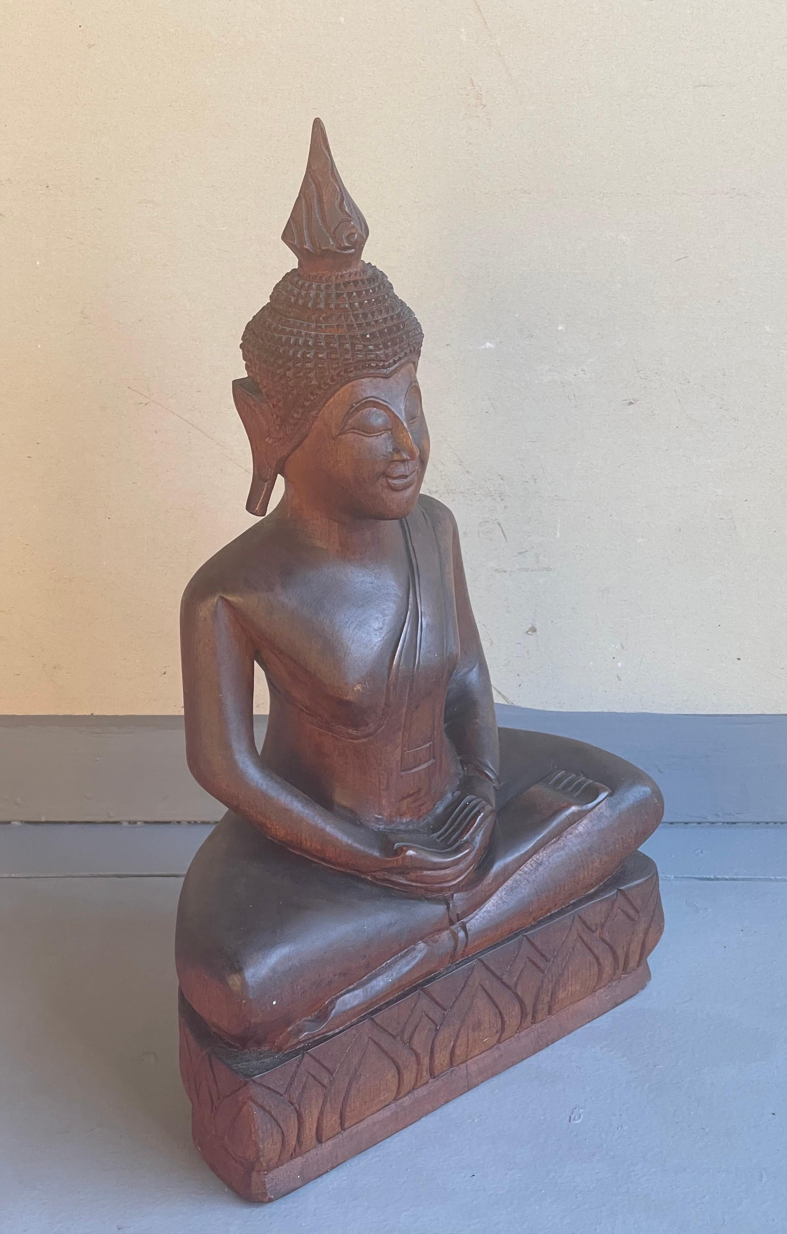 Impressionnant bouddha en bois sculpté à la main en vente 3