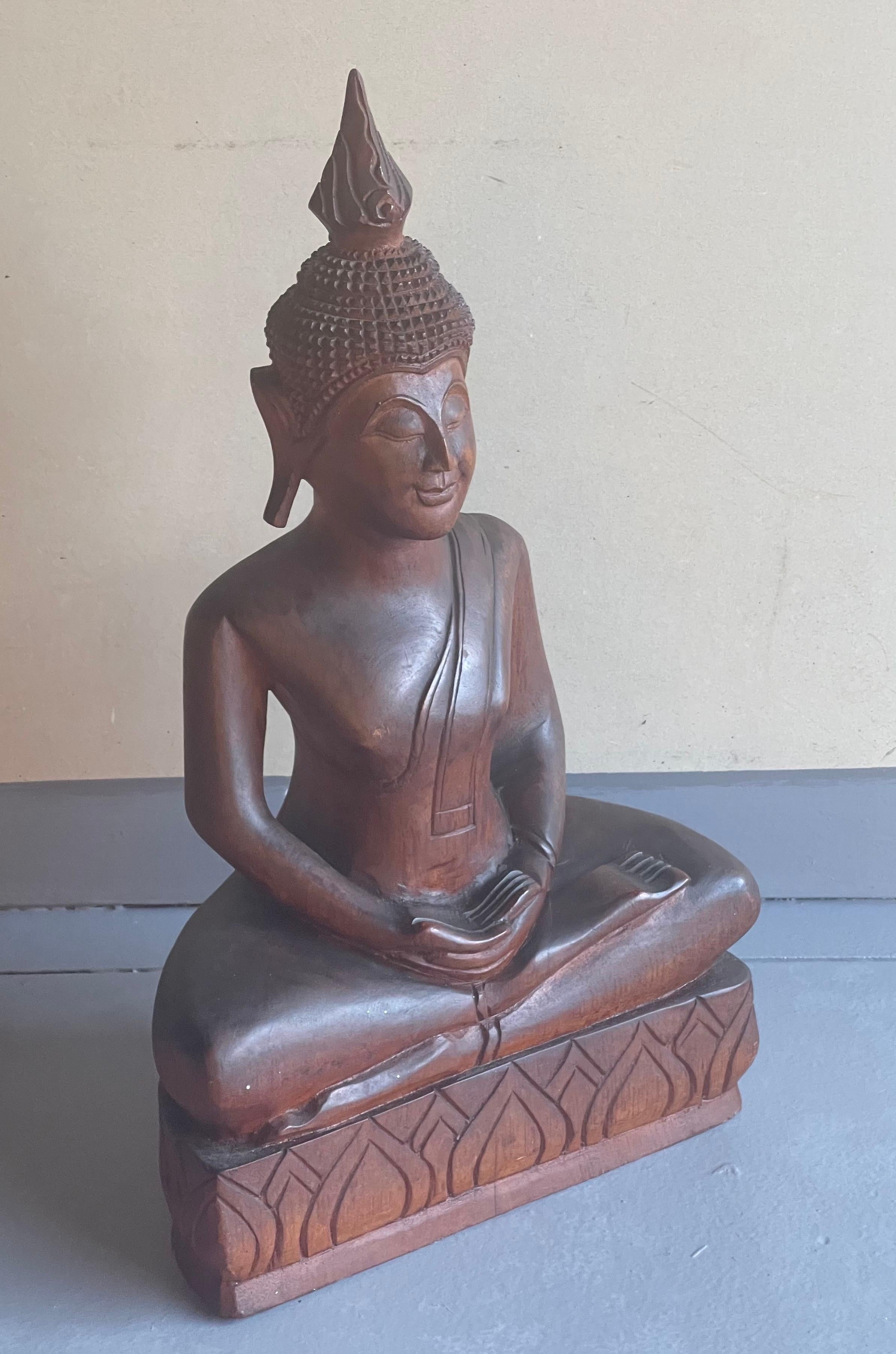 Un bouddha en bois (je crois que c'est de l'acajou) sculpté à la main, très cool et impressionnant, provenant de Thaïlande, vers les années 1970. La pièce est en très bon état vintage et mesure 11,75