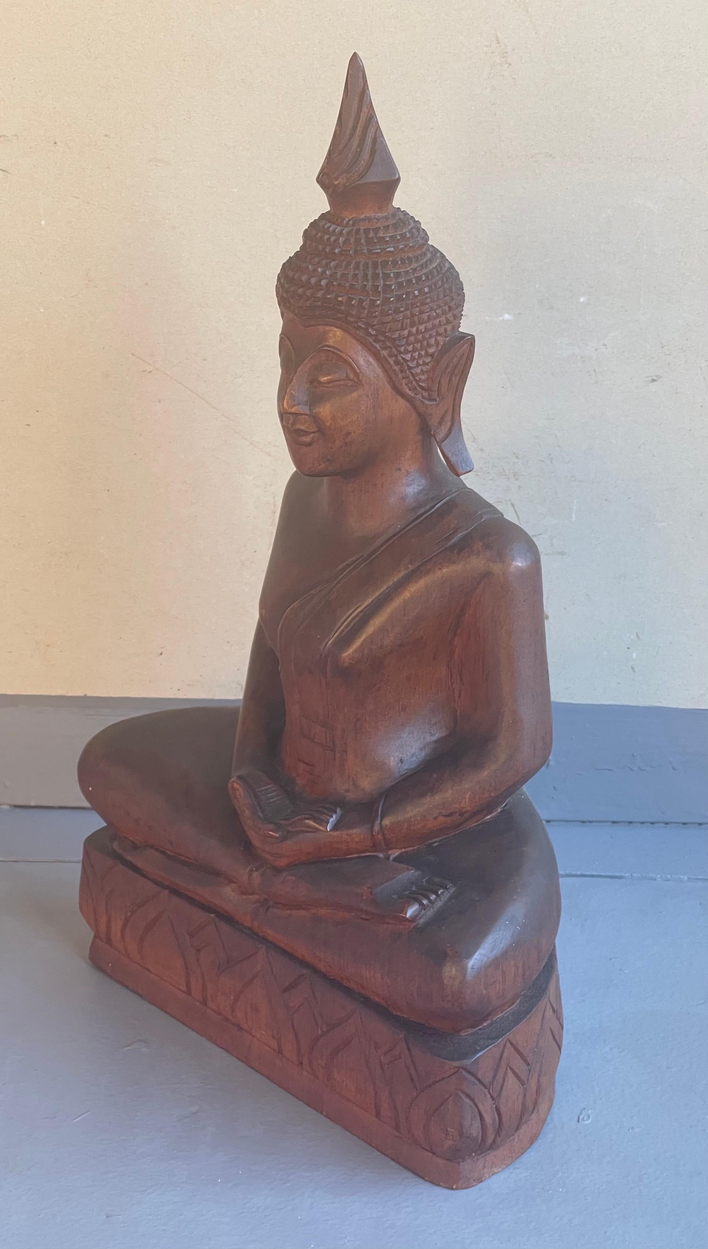 Impressionnant bouddha en bois sculpté à la main Bon état - En vente à San Diego, CA