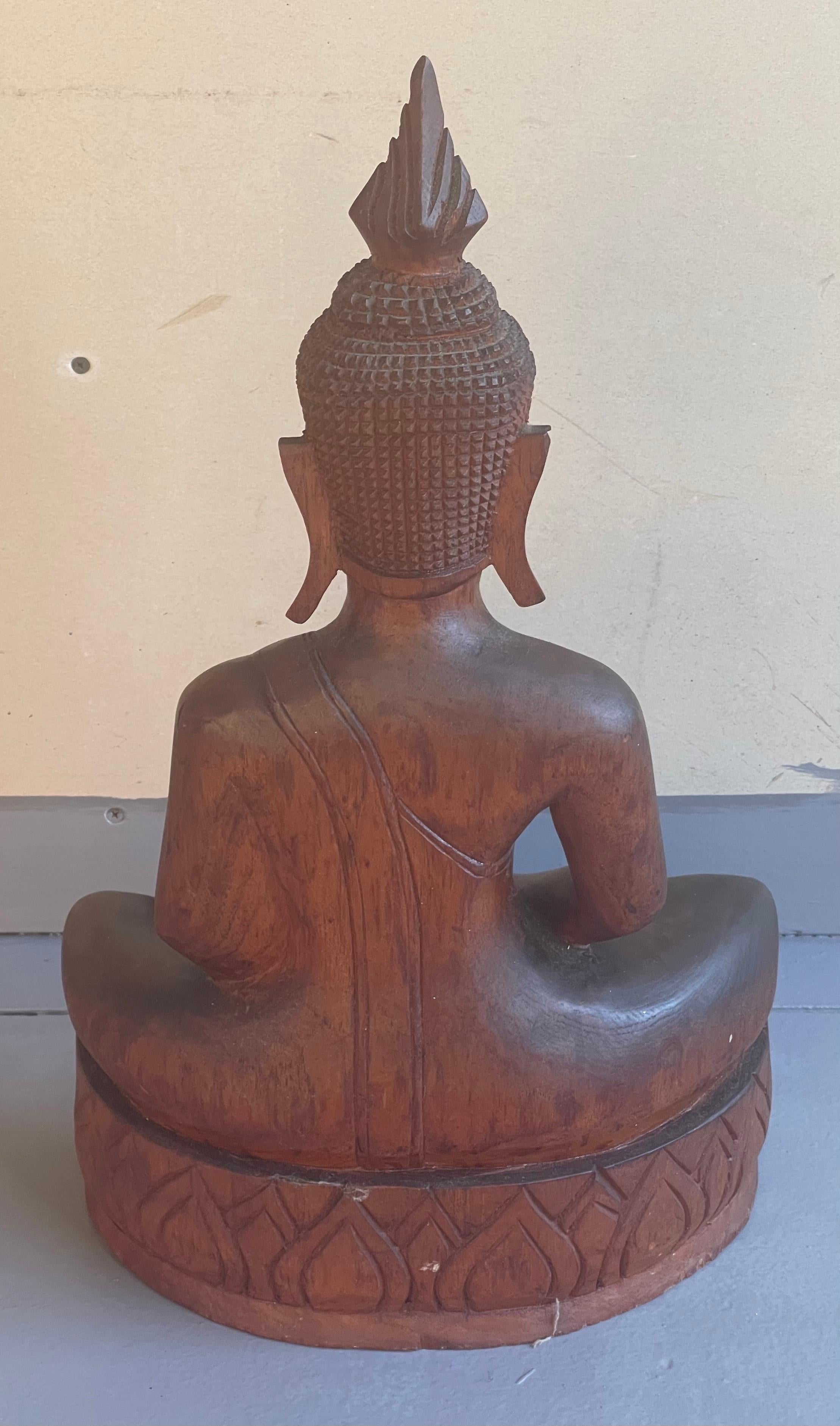 Impressionnant bouddha en bois sculpté à la main en vente 1