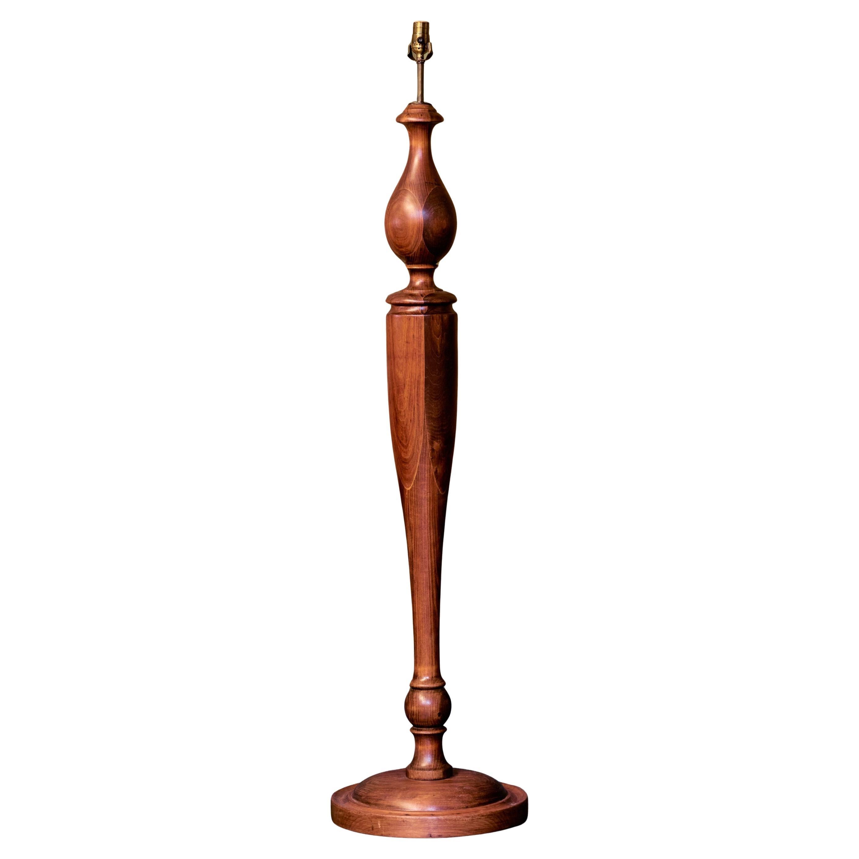 Beeindruckende handgedrehte Stehlampe aus Nussbaum im georgianischen Stil im Angebot