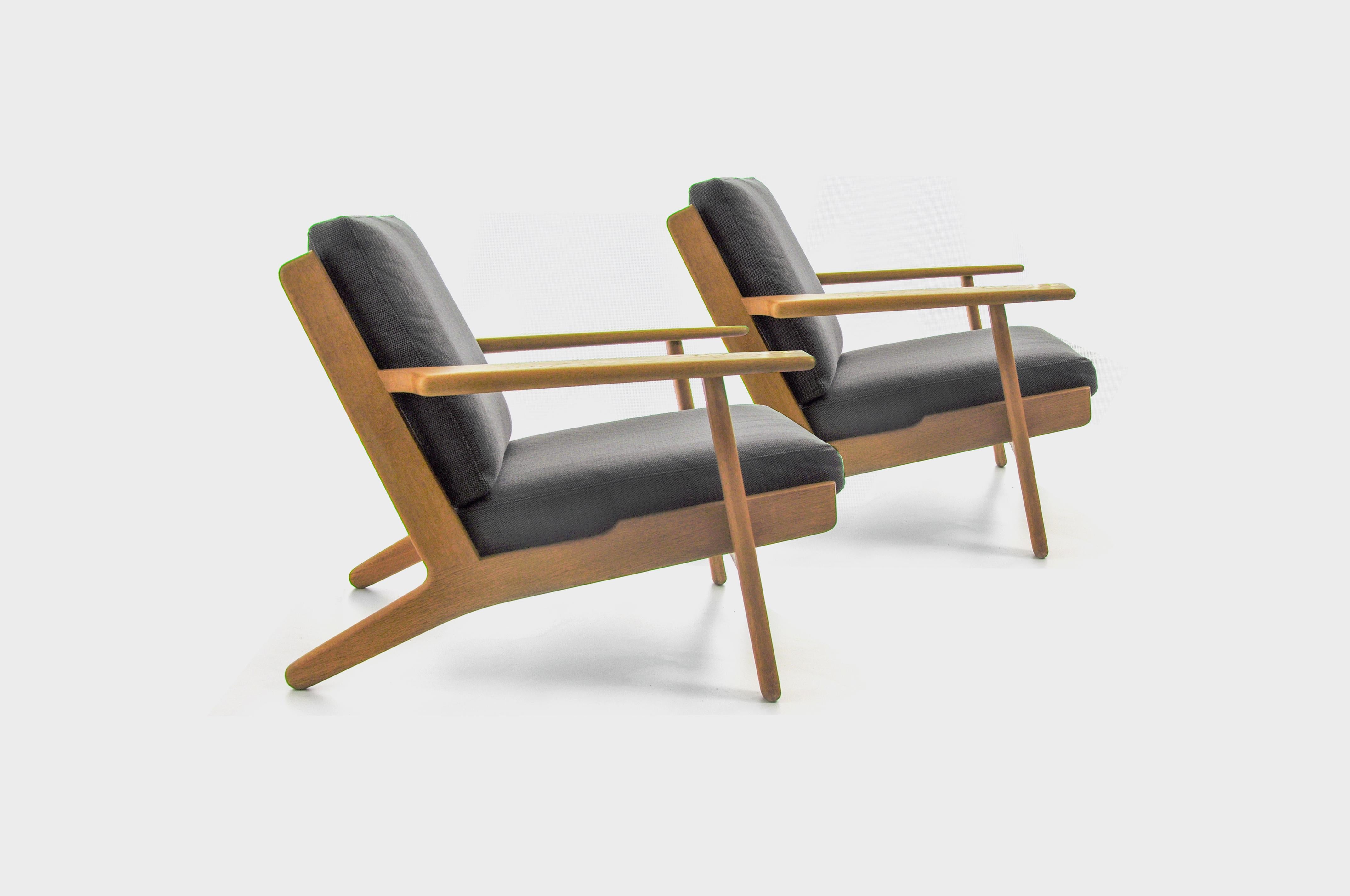 Impressive Hans J. Wegner Living Room Set in Oak and Grey Fabric In Good Condition In Zürich, CH