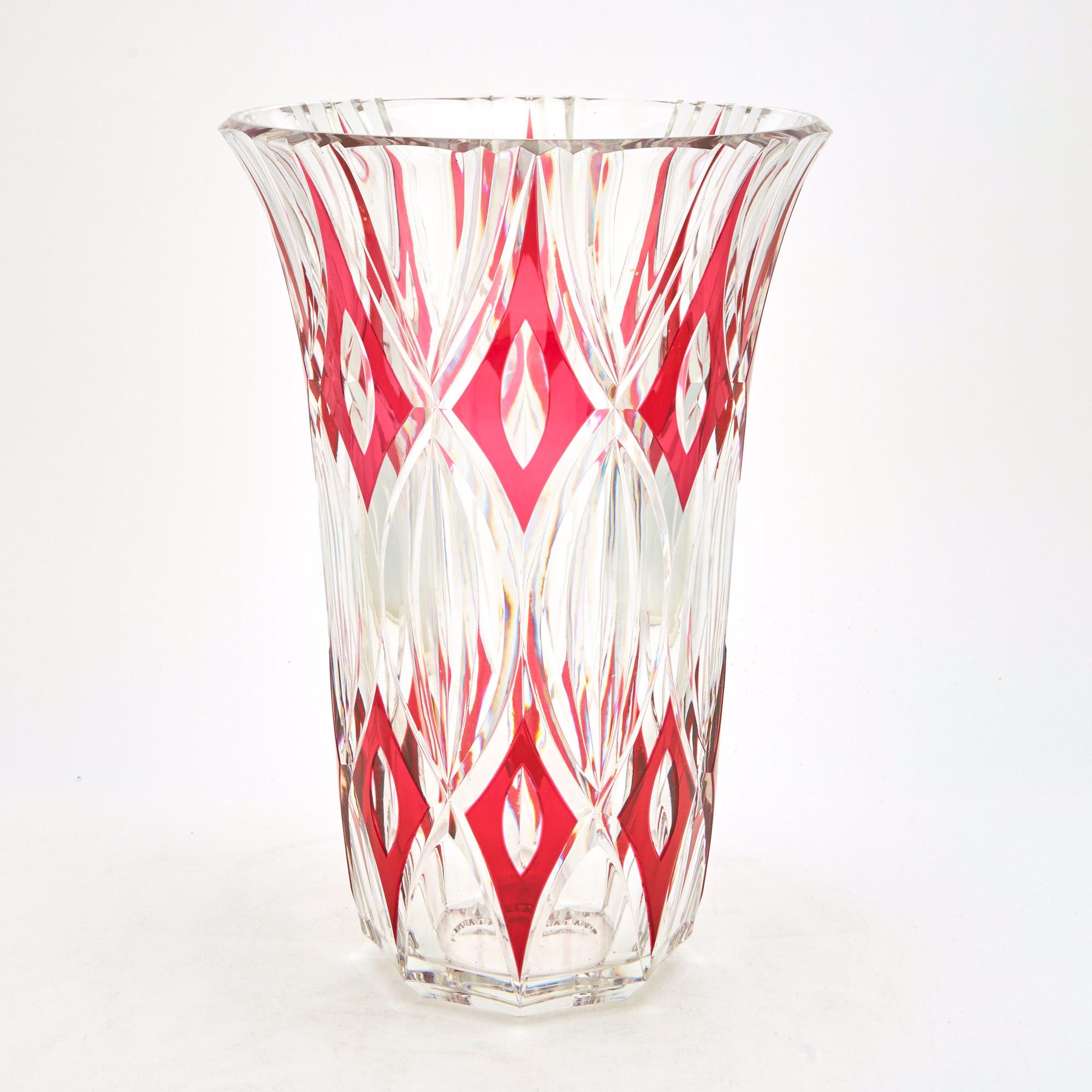 Unveil a truly remarkable and custom masterpiece, possibly created for an exhibition, as we proudly present this exceptional presentation vase. This distinctive creation is a testament to the unparalleled artistry of the renowned glass firm, Val