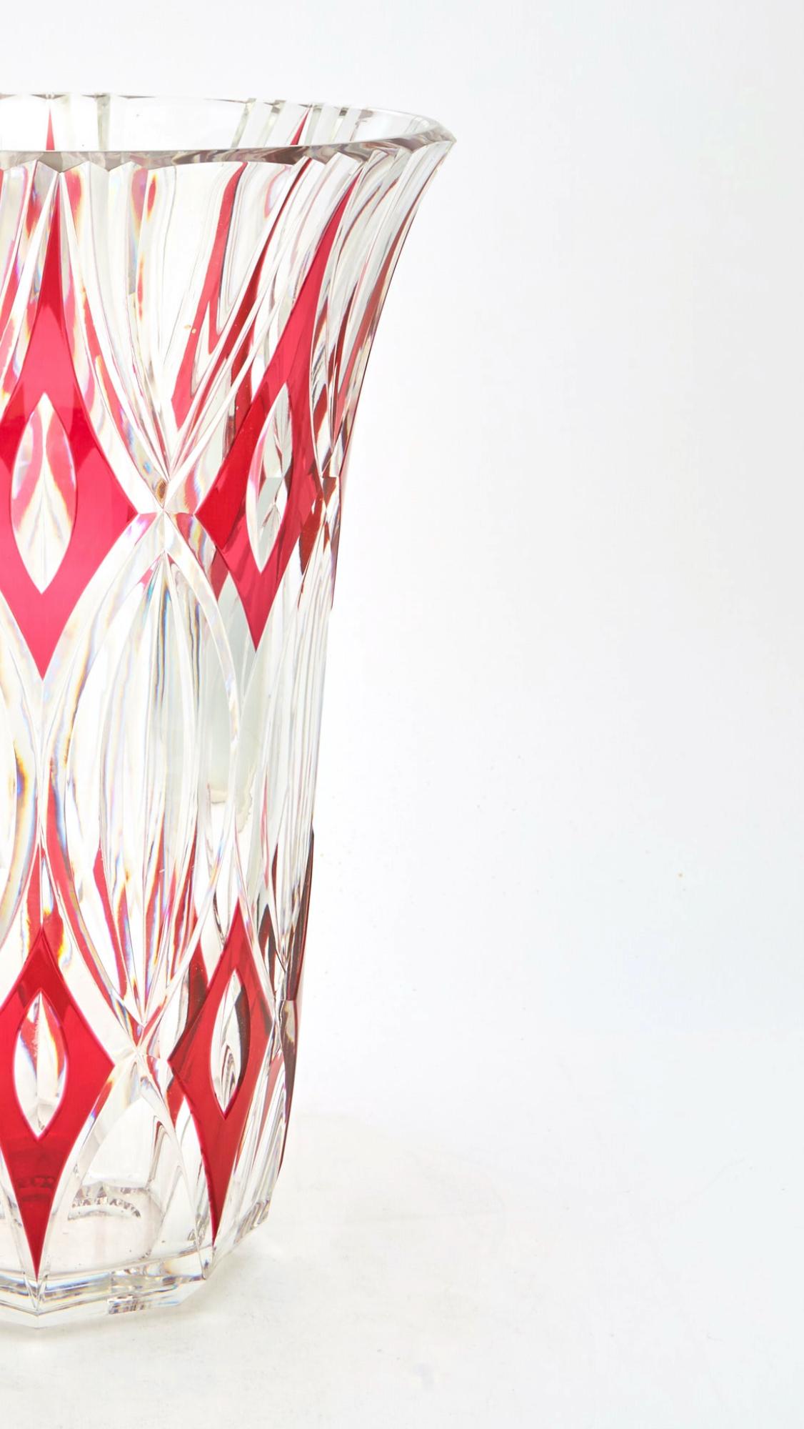 Beeindruckende Vase aus geschliffenem und schwerem Glas von Val Saint Lambert, Großer Rubin / Klare Farbe im Angebot 1