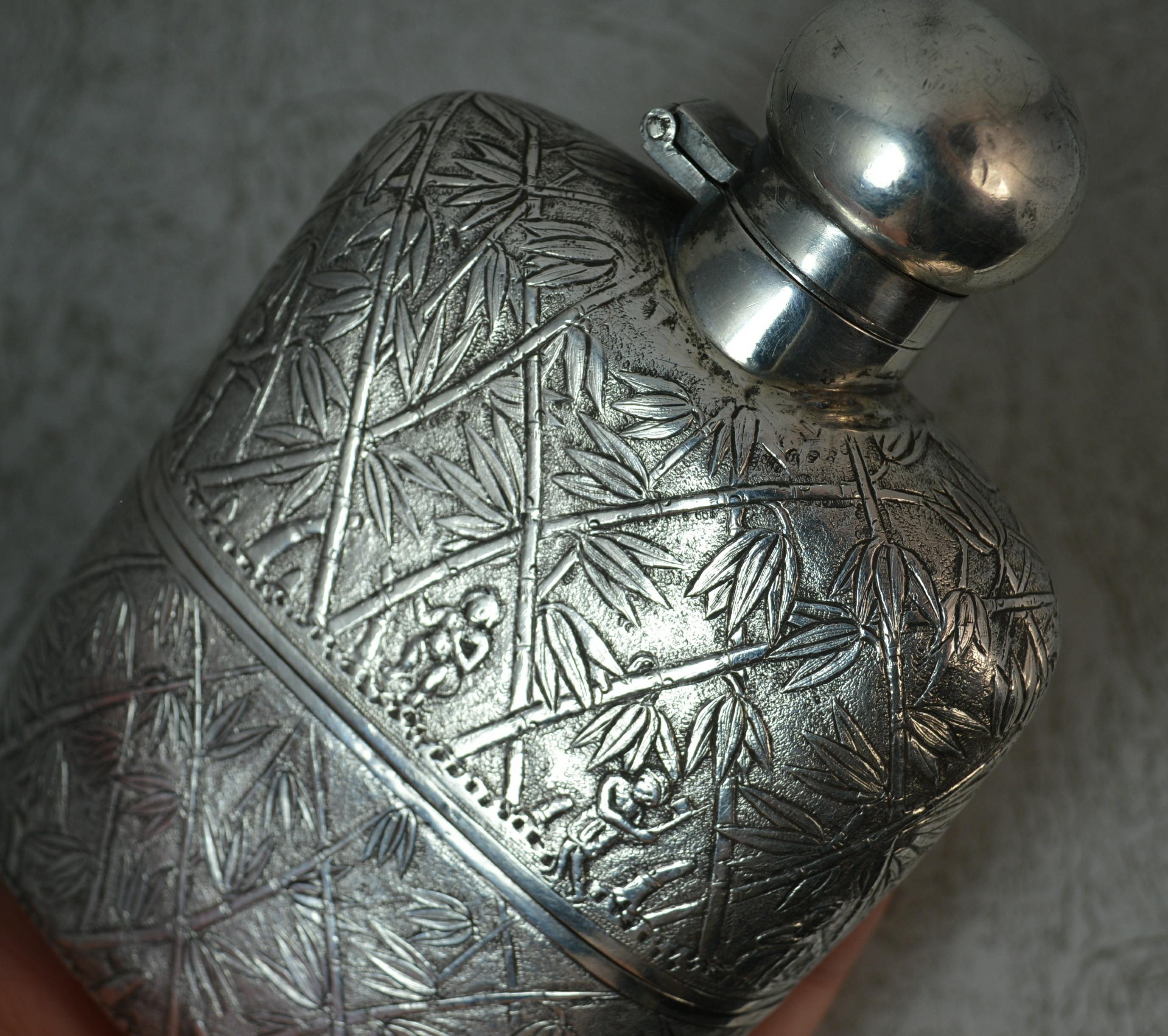 Beeindruckender, schwerer, in Japan hergestellter Hipflask aus massivem Silber für Damen oder Herren im Angebot