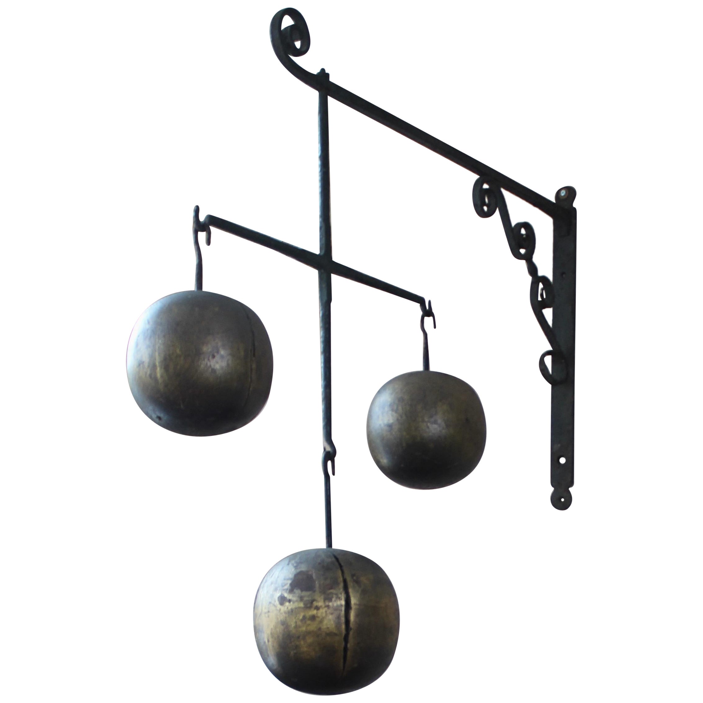 Beeindruckendes, riesiges Pawnbroker-Volkskunstschild mit drei Kugeln aus dem 19. Jahrhundert im Angebot