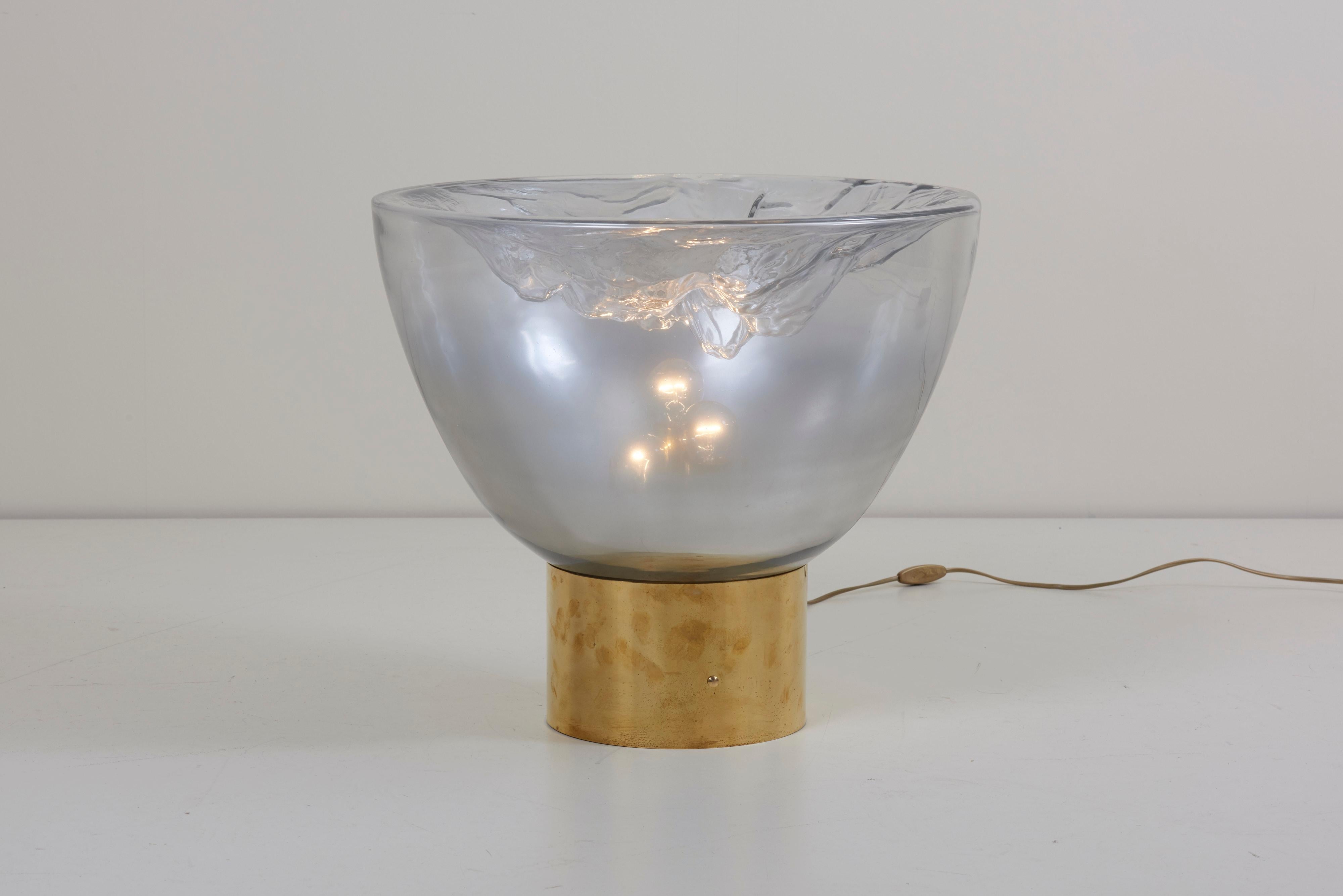 Impressionnante paire de lampes de table en verre de Murano avec une base en laiton. 
Pour plus de sécurité, la lampe doit être contrôlée localement par un spécialiste en fonction des exigences locales.