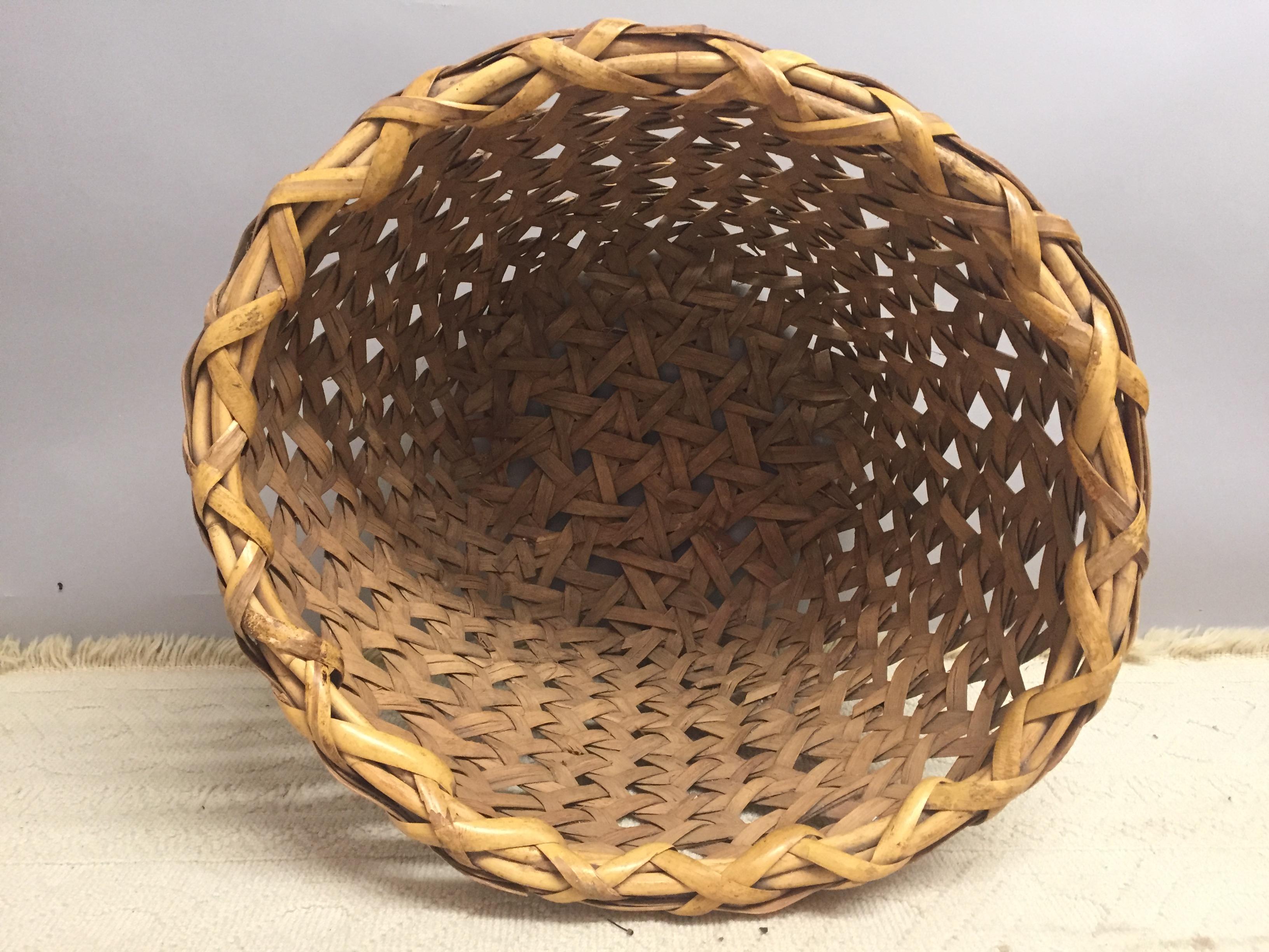 Beautifully hand woven wicker basket in an impressive size. 
Measures: Interior depth 18.