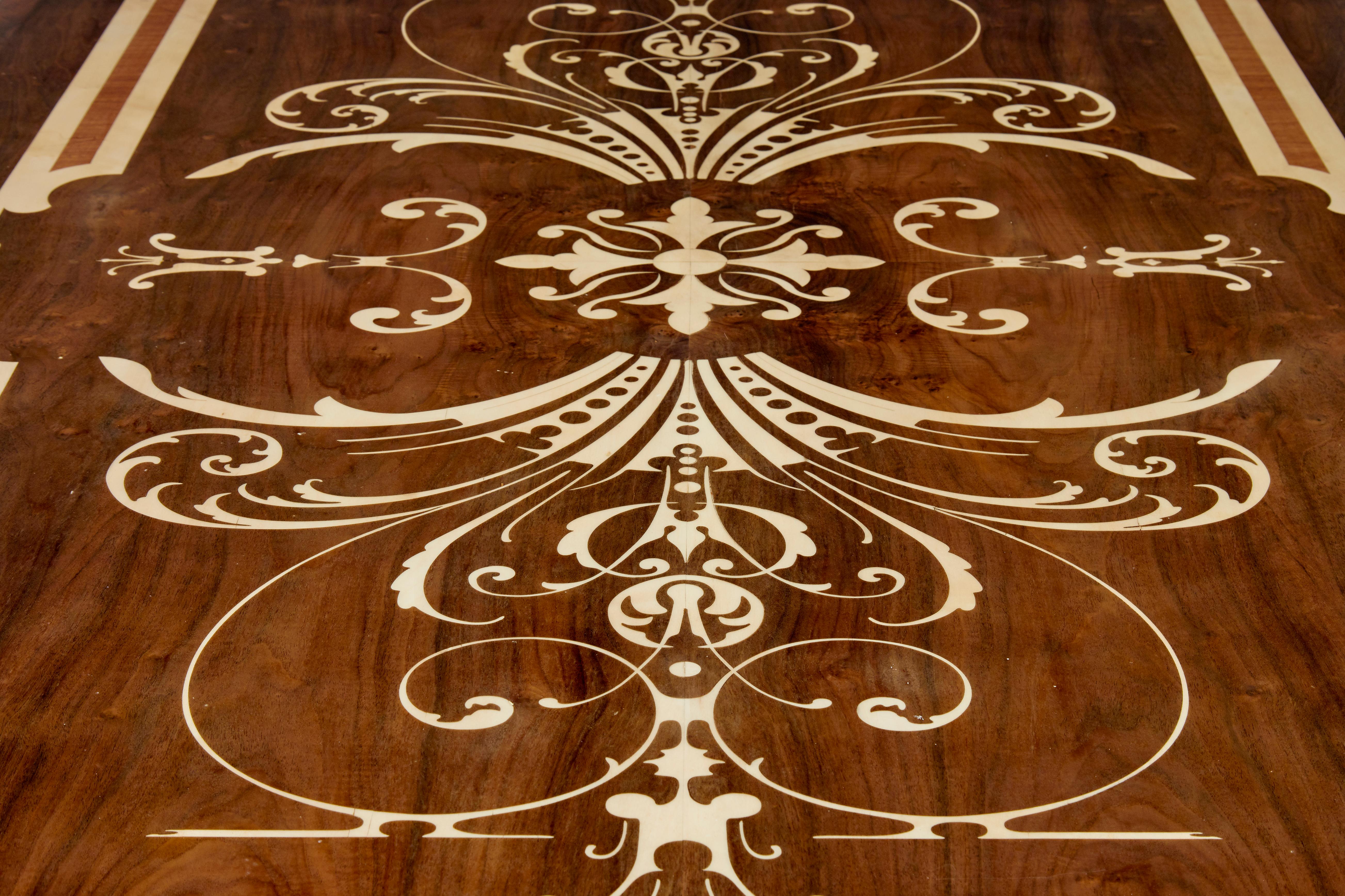 Impressive inlaid walnut and gilt dining tables of grand proportions For Sale 4