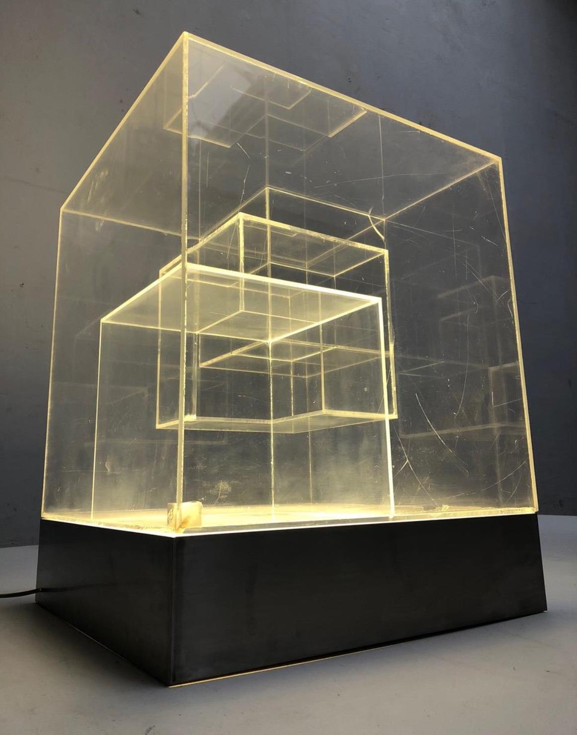 Hand-Crafted Impressive Italian Acrylic Light Sculpture in the Style of Gianfranco Fini, 1969