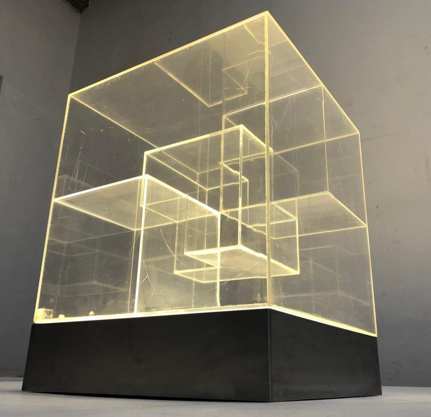 Impressive Italian Acrylic Light Sculpture in the Style of Gianfranco Fini, 1969 In Good Condition In bergen op zoom, NL