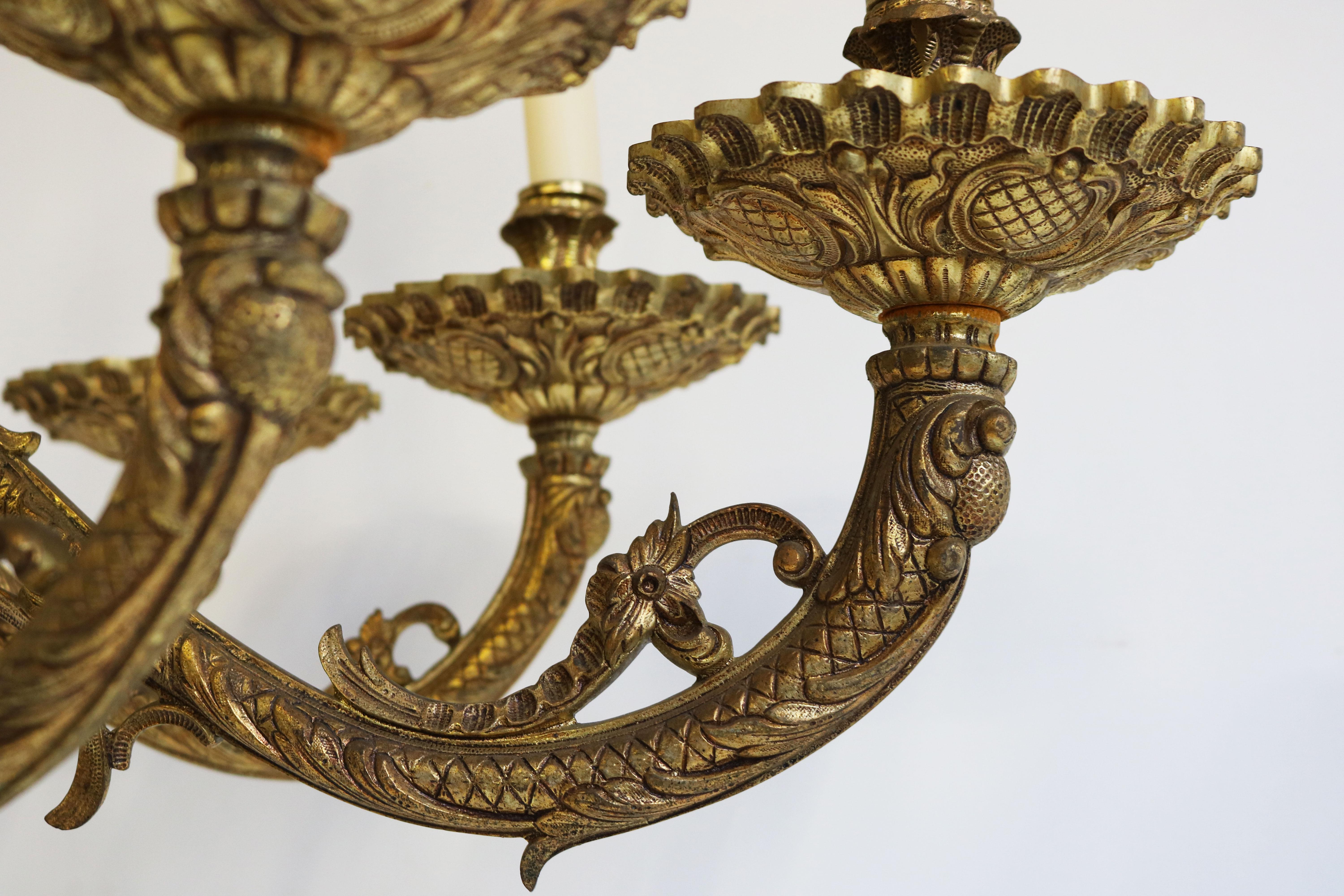 Début du 20ème siècle Impressionnant lustre ovale italien ancien de style classique des années 1920 en laiton moulé et or en vente
