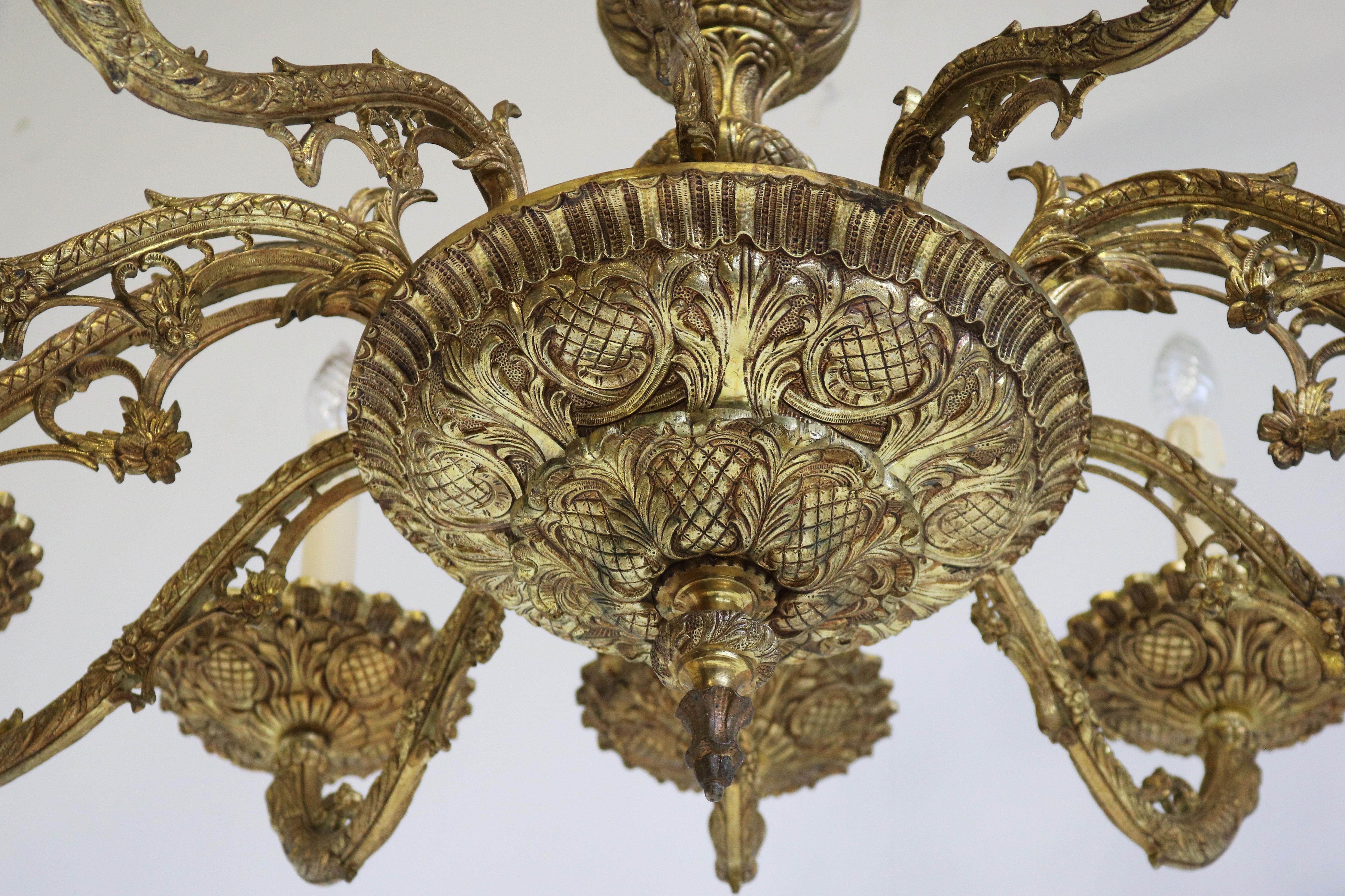 Impressionnant lustre ovale italien ancien de style classique des années 1920 en laiton moulé et or en vente 1
