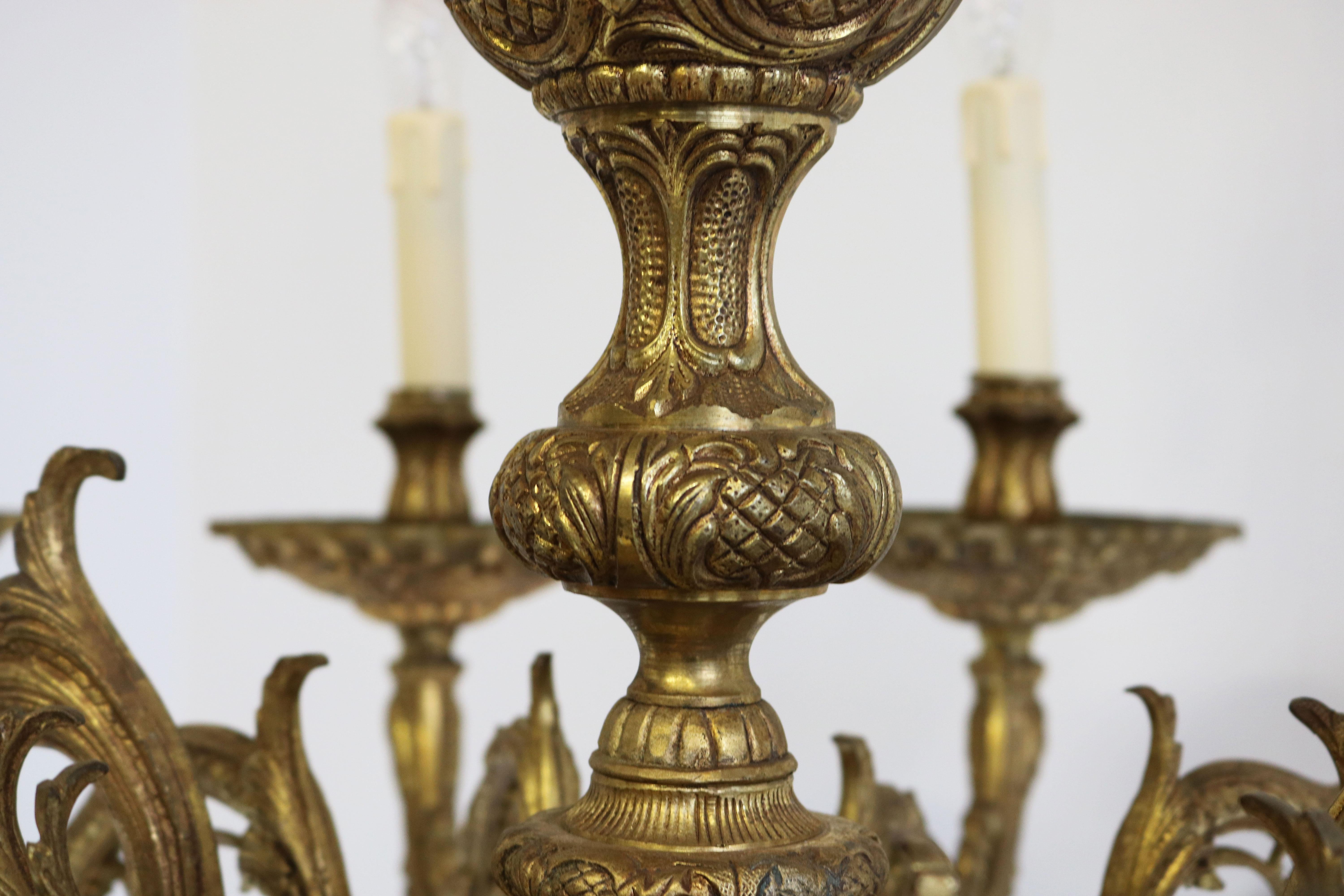 Impressionnant lustre ovale italien ancien de style classique des années 1920 en laiton moulé et or en vente 3