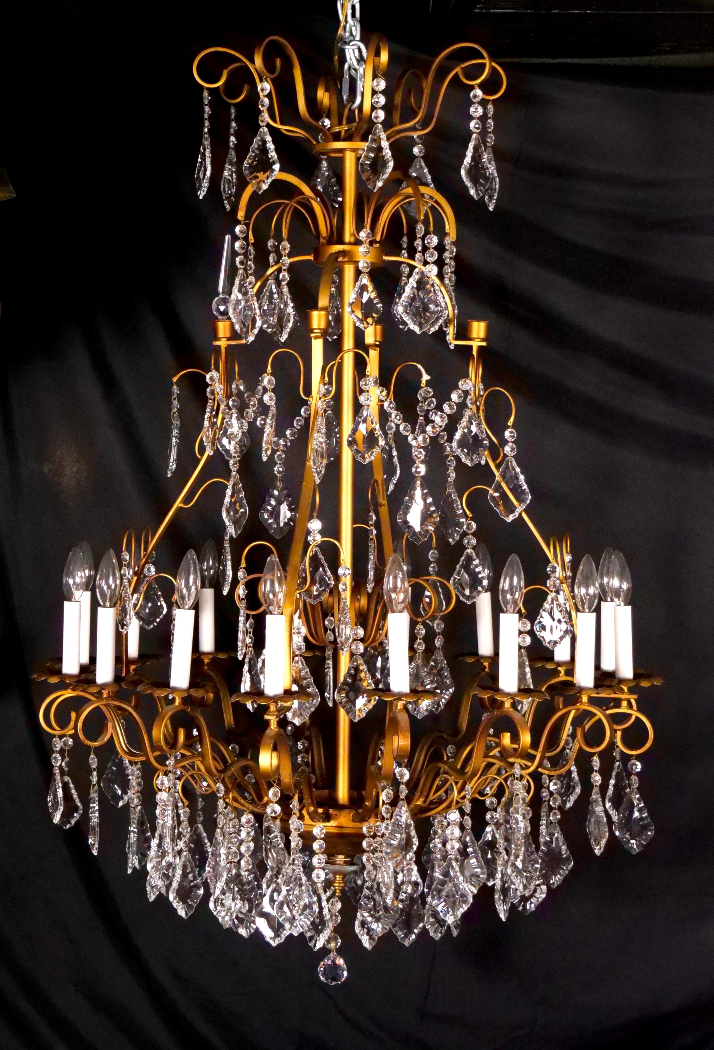 Impressive Italian Gilt Brass Frame Sixteen Light Cut Crystal Chandelier For Sale 7