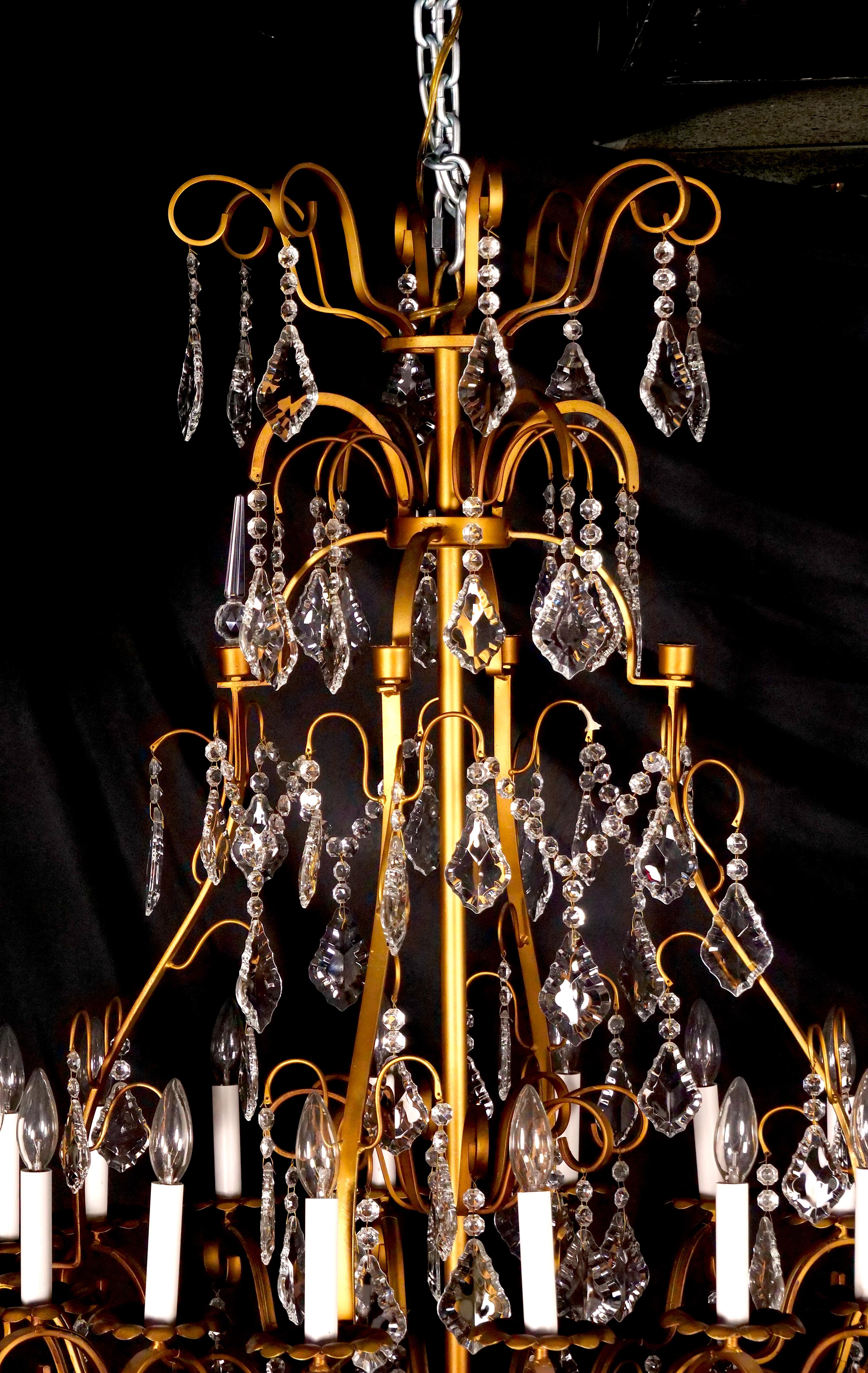 Beeindruckender italienischer Kronleuchter mit vergoldetem Messingrahmen und sechzehn Lichtern aus geschliffenem Kristall (Italienisch) im Angebot