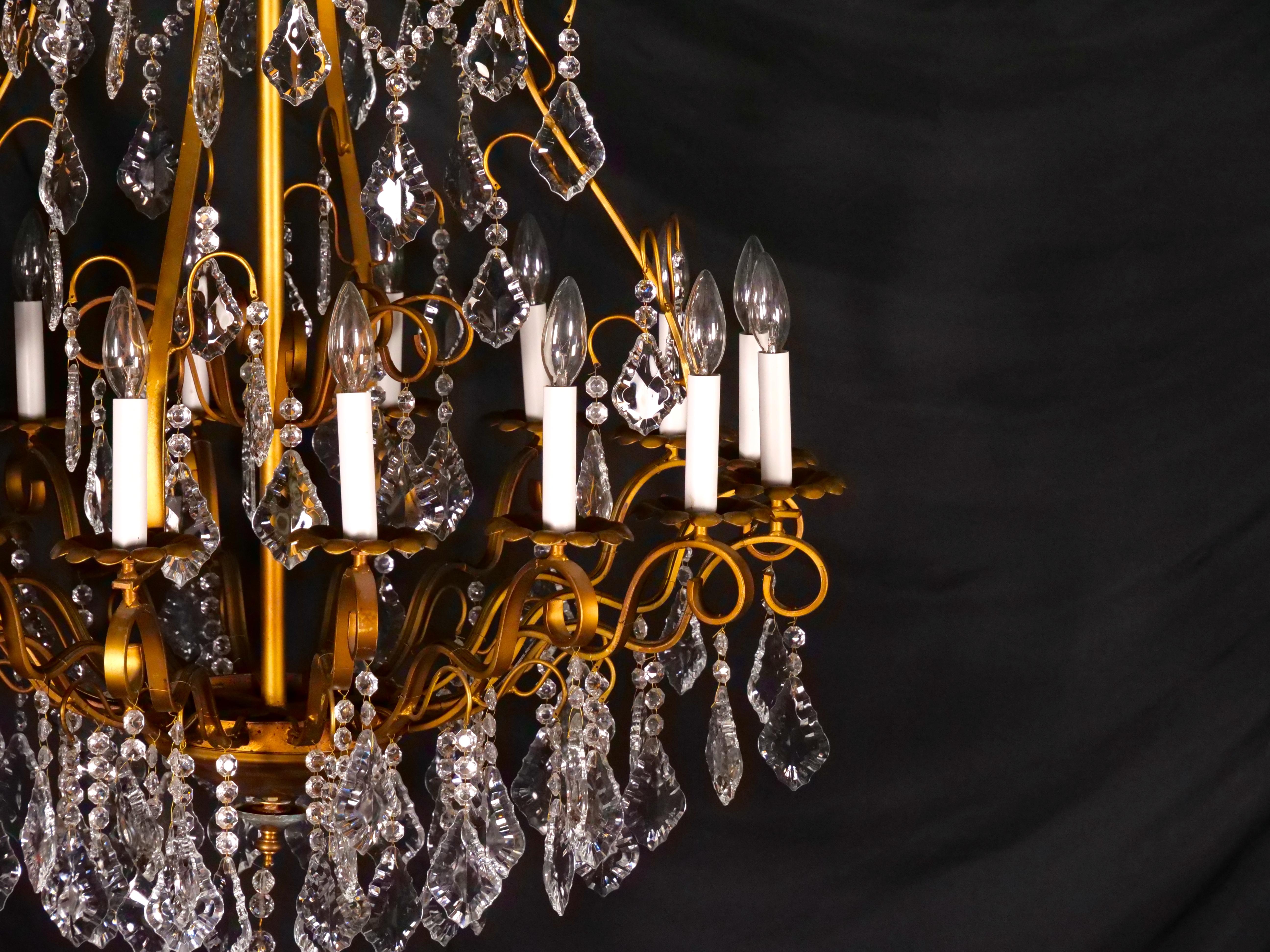 Early 20th Century Impressive Italian Gilt Brass Frame Sixteen Light Cut Crystal Chandelier For Sale